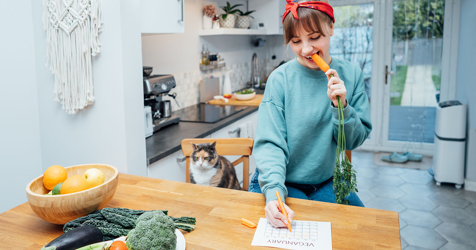 Frau isst Karotte | Credit: iStock.com/OKrasyuk