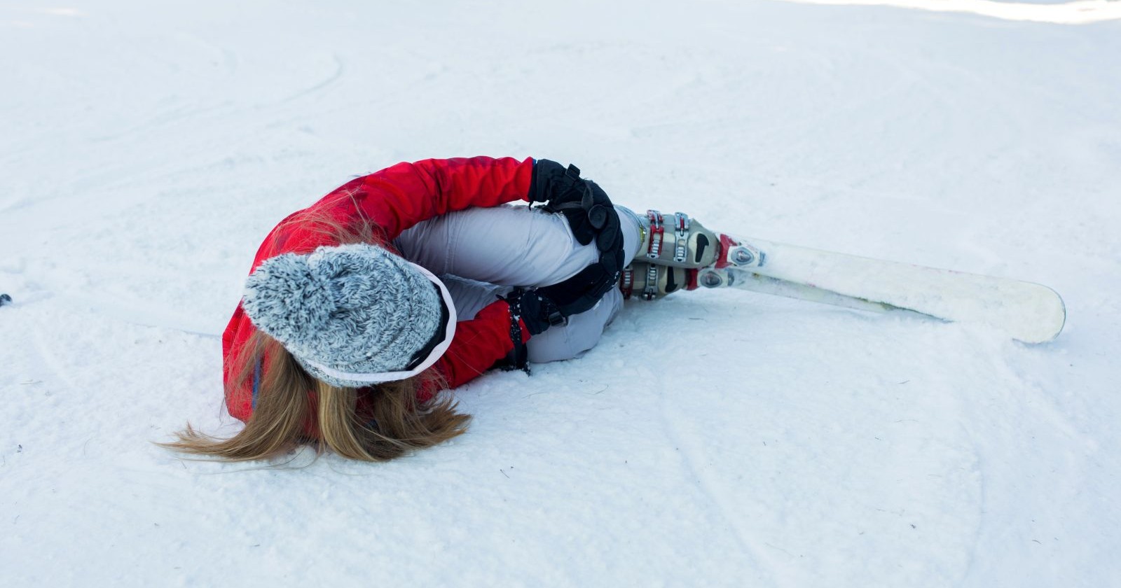 Verletzte Skifahrerin liegt im Schnee