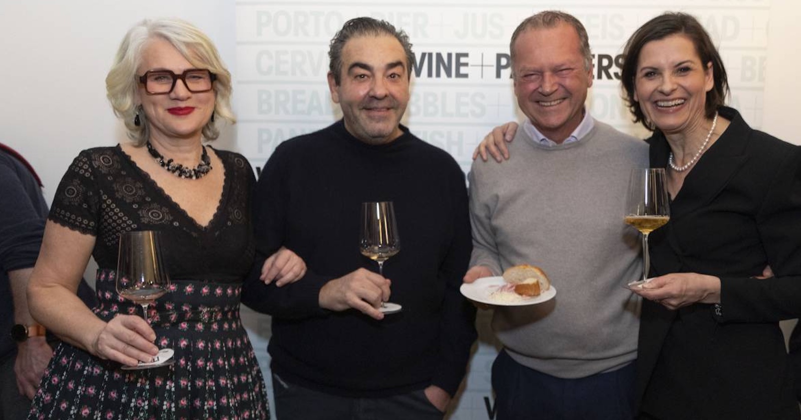 Weinachterl-Gäste mit Wein und Schmankerln an Teller