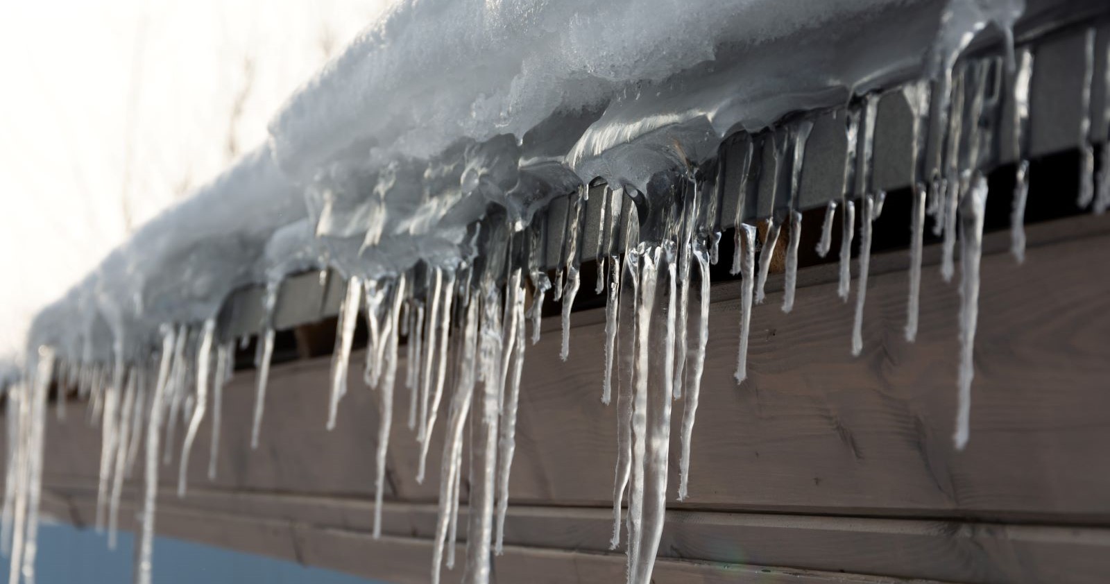 Eiszapfen an einem Dach.