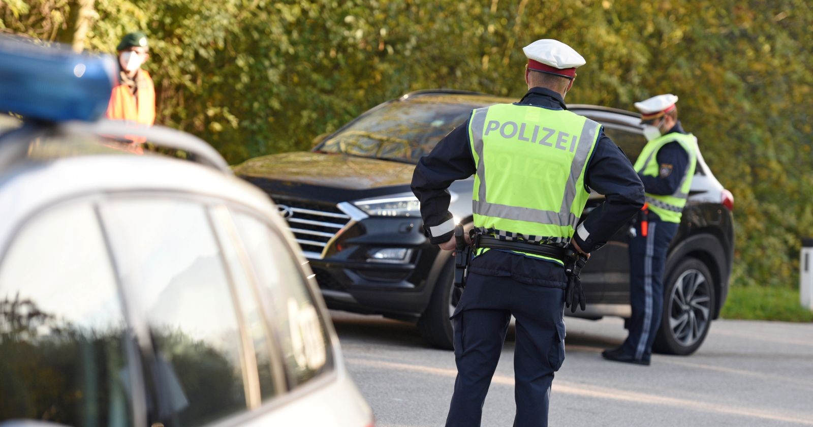 Polizisten bei einer Kontrolle
