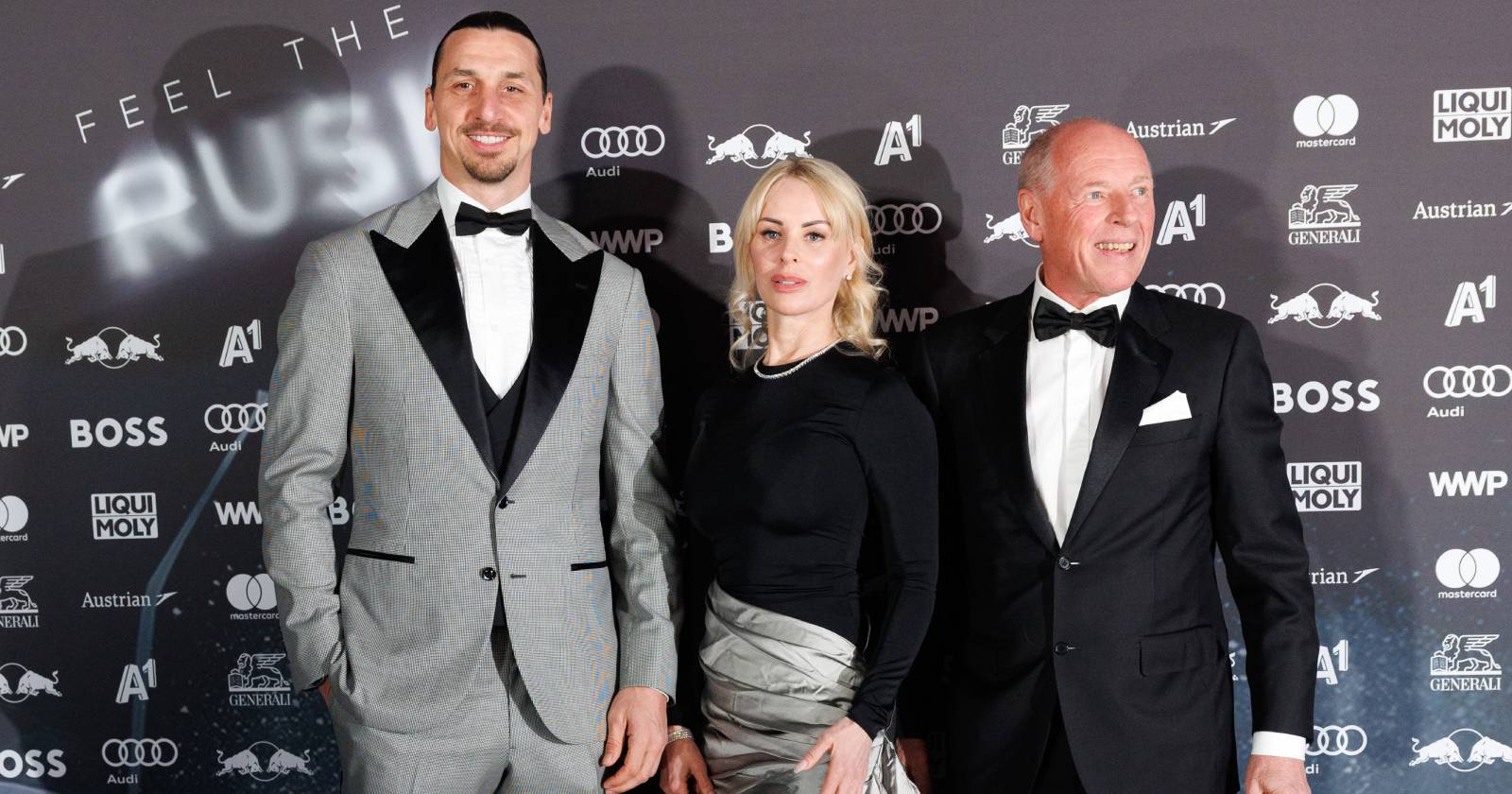 Zlatan Ibrahimovic mit Partnerin Helena Segel und Veranstalter Harti Weirather in eleganter Abendgarderobe vor der Sponsoren-Wand des roten Teppichs der Veranstaltung &quot;KitzRaceParty 2025 - Red Carpet&quot;