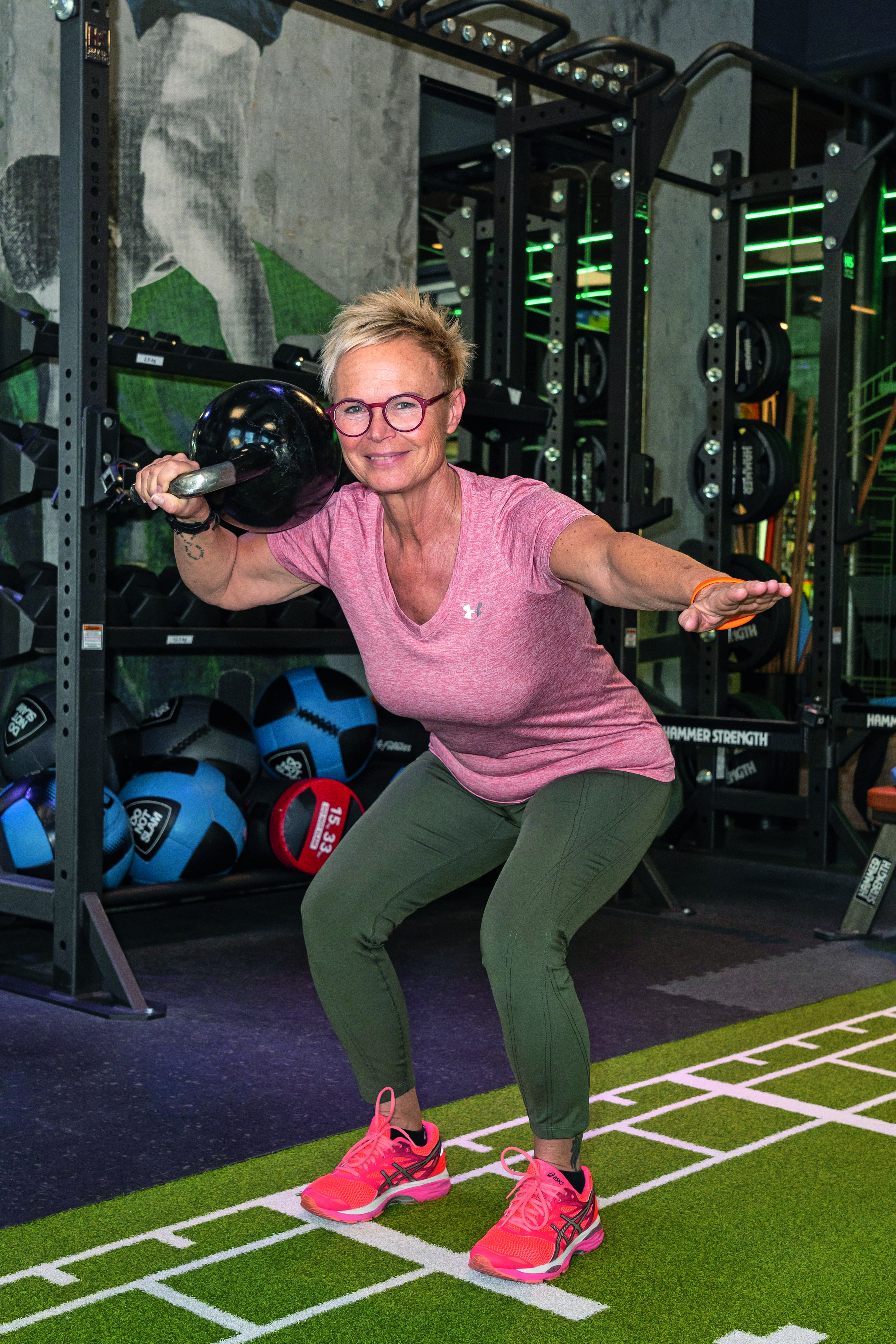 Frau trainiert im Fitnessstudio