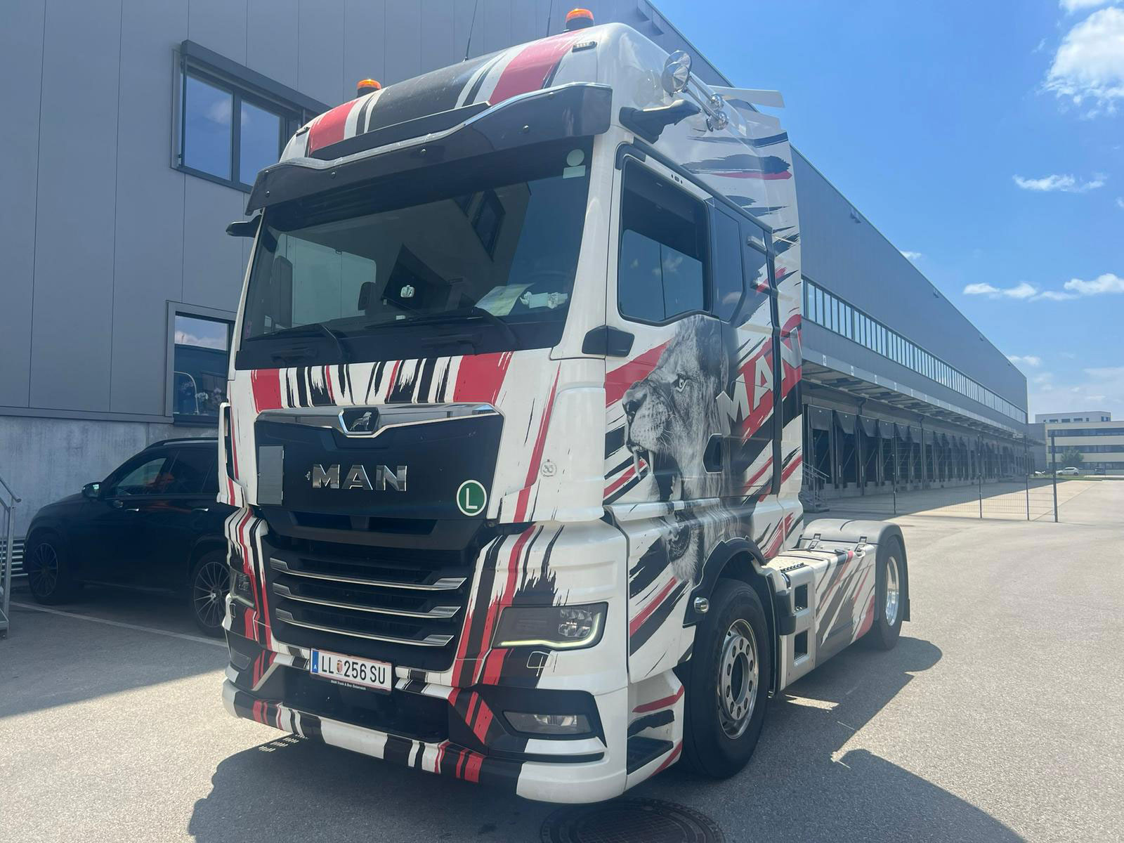 Weißer Transport-Lastkraftwagen von der Firma MAN Truck | Credit: BT Cargo GmbH