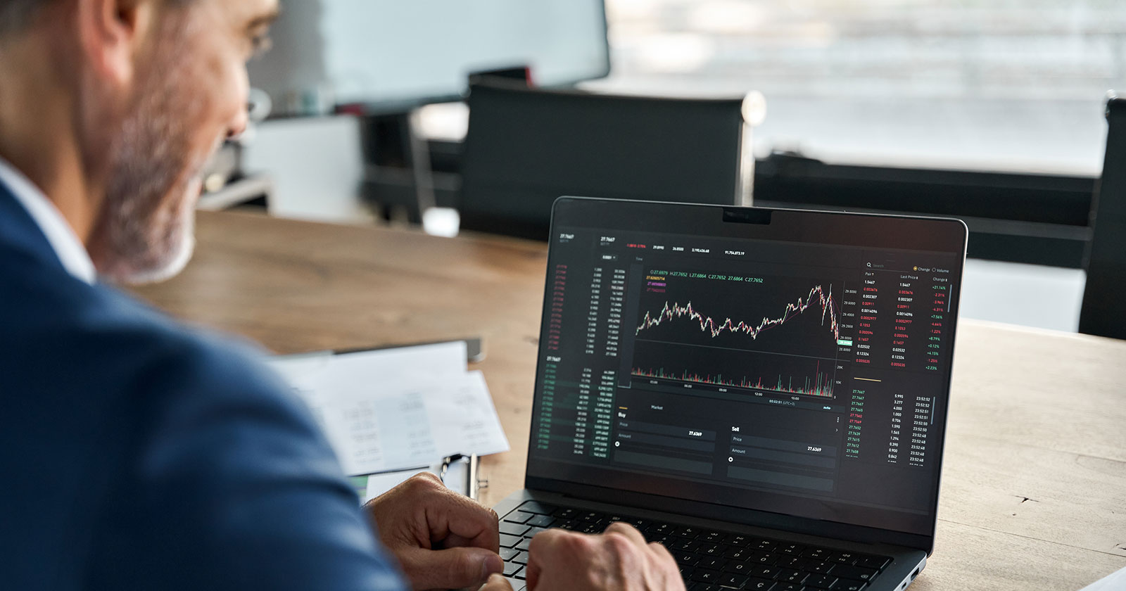 Datenanalyst bei der Auswertung von Trends an den Börsen | Credit: iStock.com/insta_photos