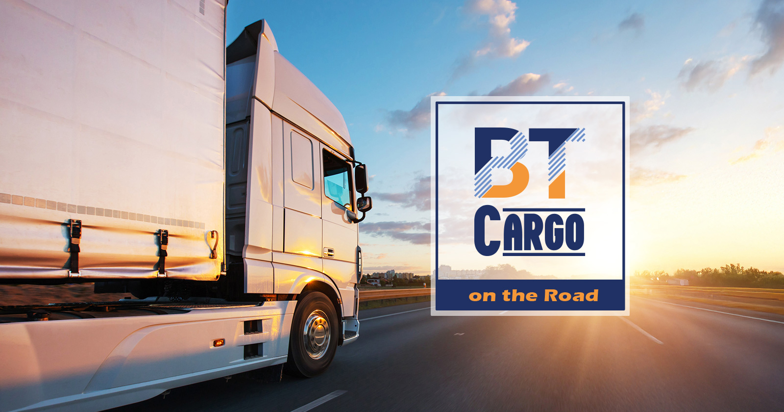 LKW fährt im Sonnenuntergang die Autobahn entlang | Credit: iStock.com/Jag_cz