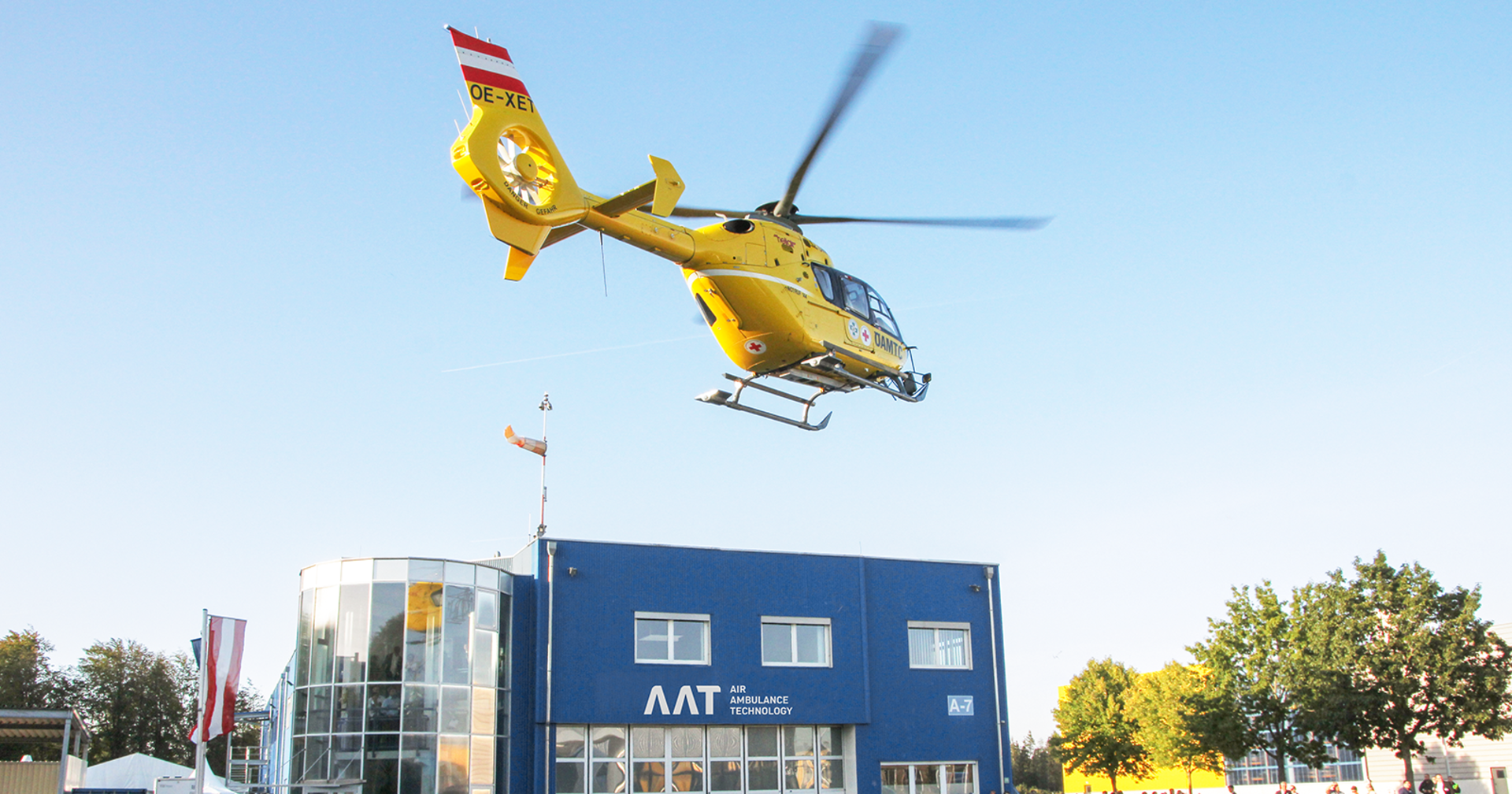 Flugzeug über dem AAT-Gebäude | Credit: Air Ambulance Technology GmbH