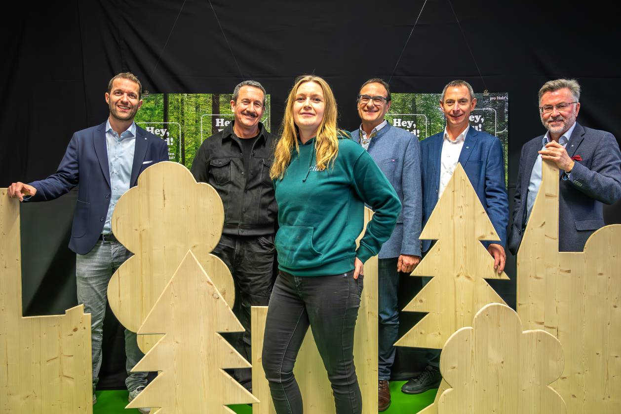 Menschen stehen zusammen