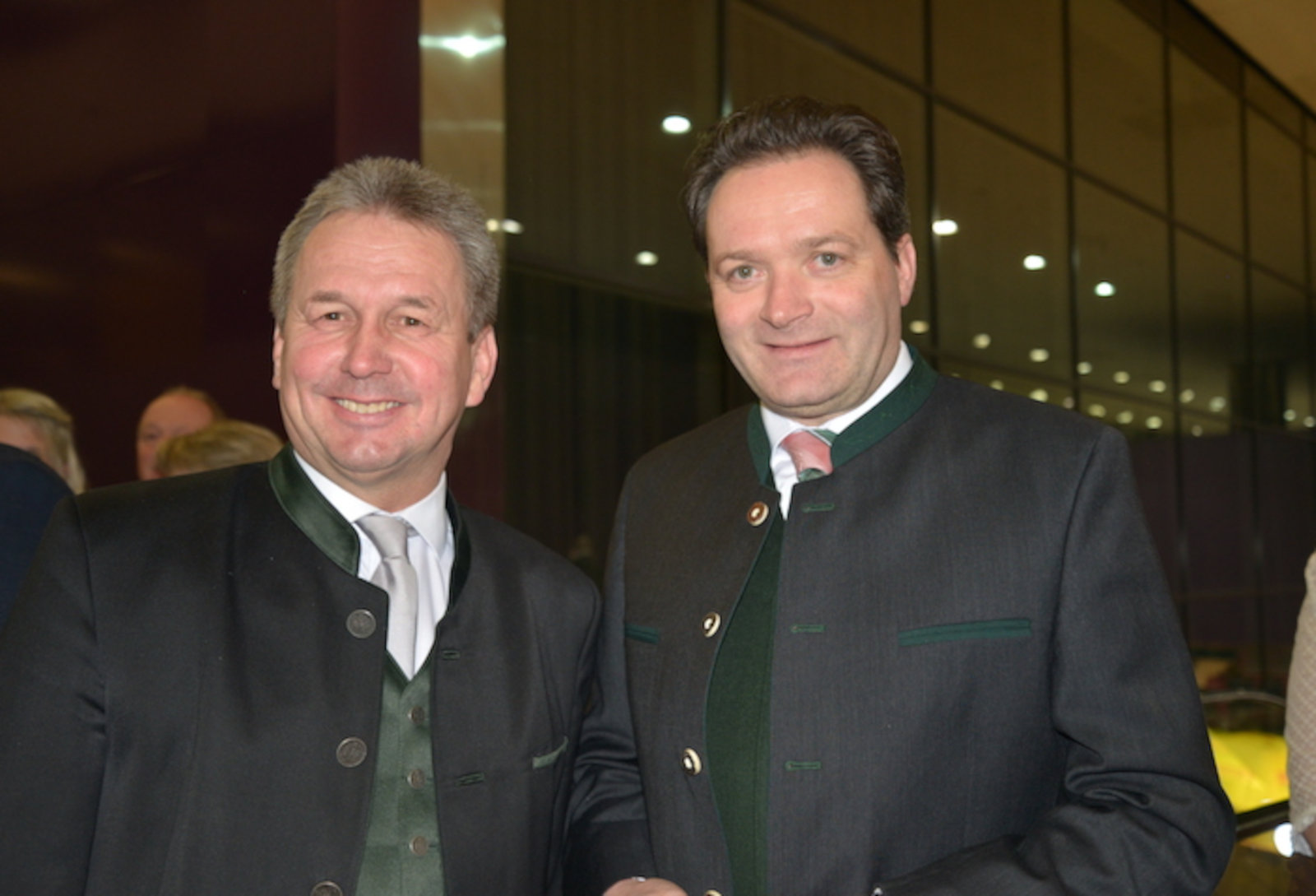 Zwei Männer lächeln in die Kamera