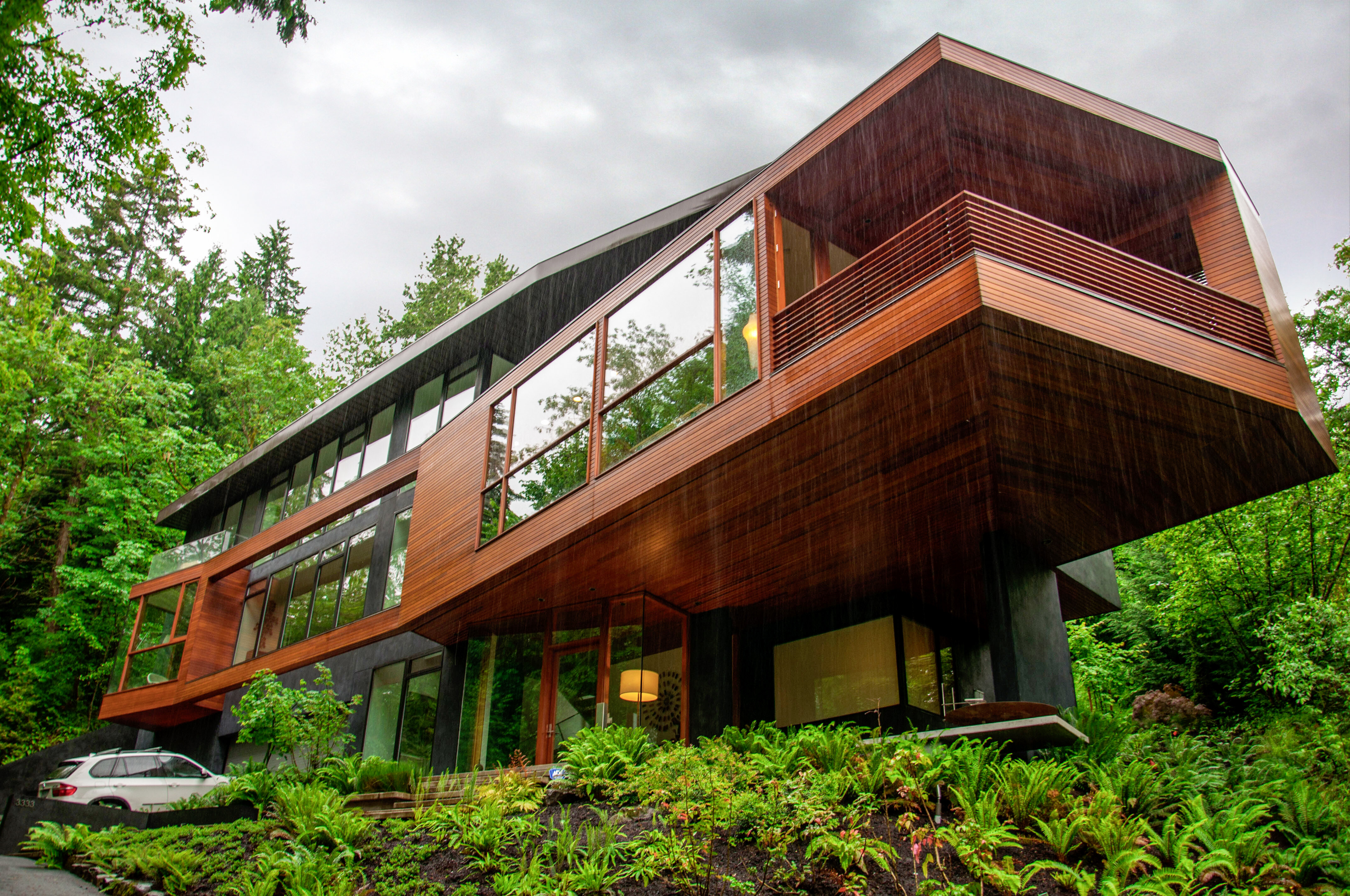 Ein modernes Haus im Wald