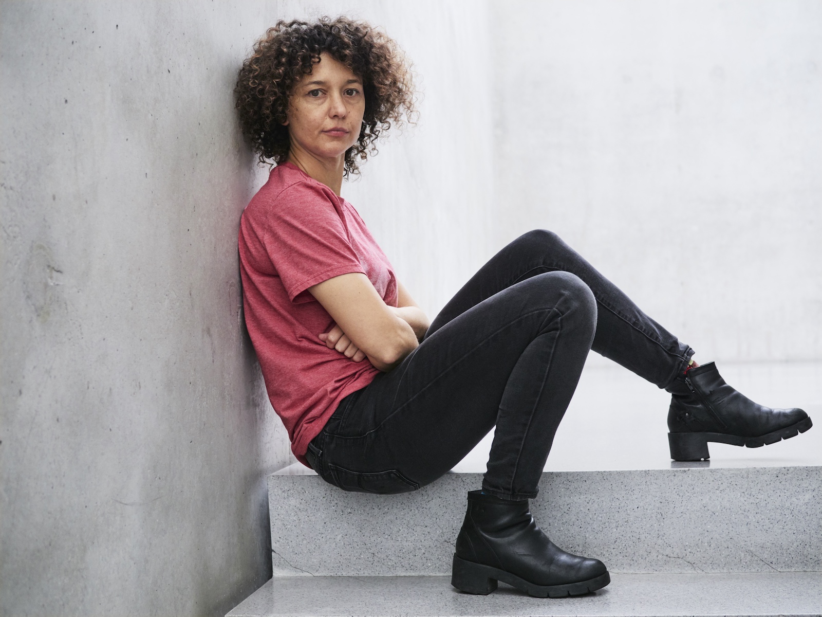 Porträt, sitzend an eine Wand gelehnt