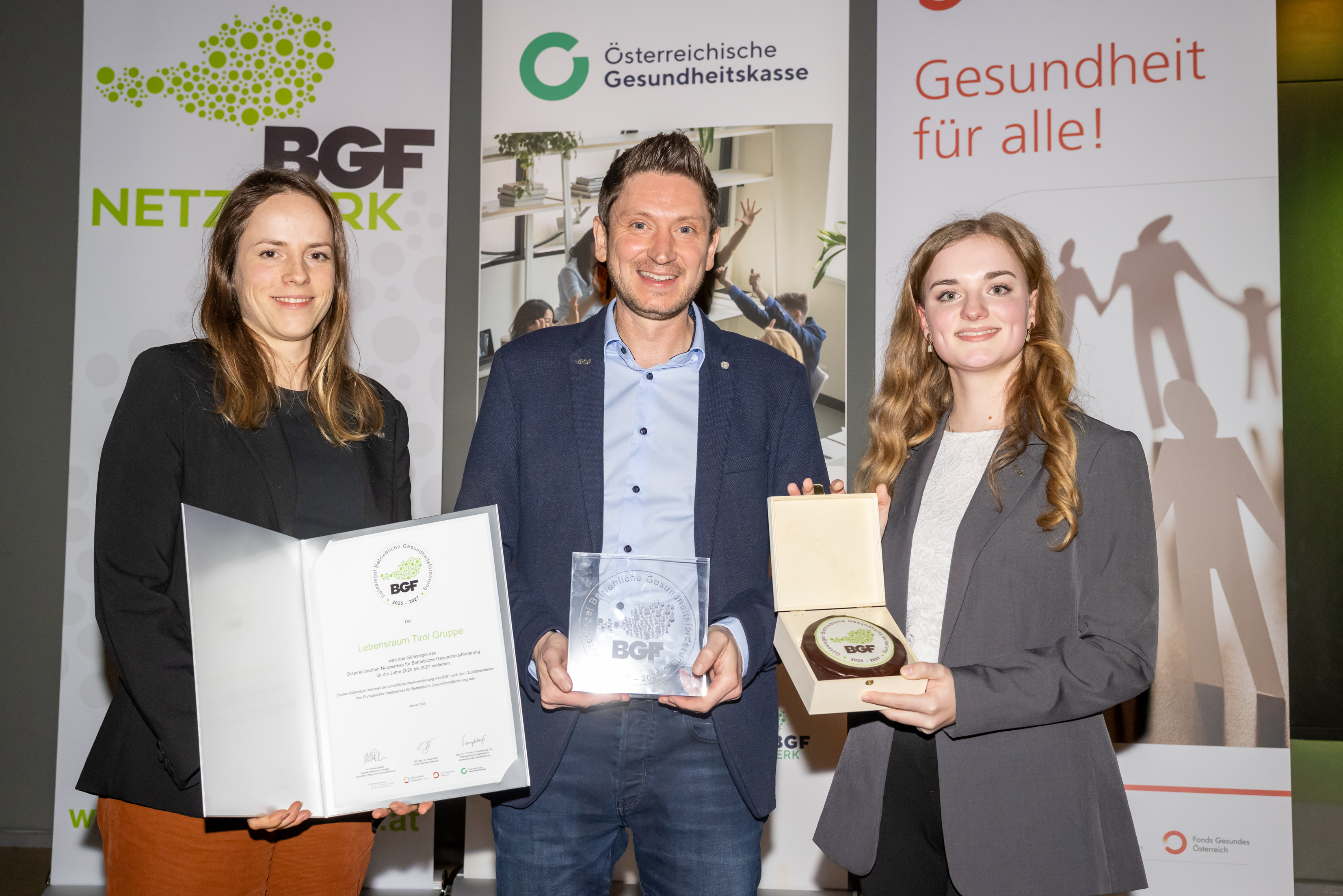 Zwei Damen und ein Herr.