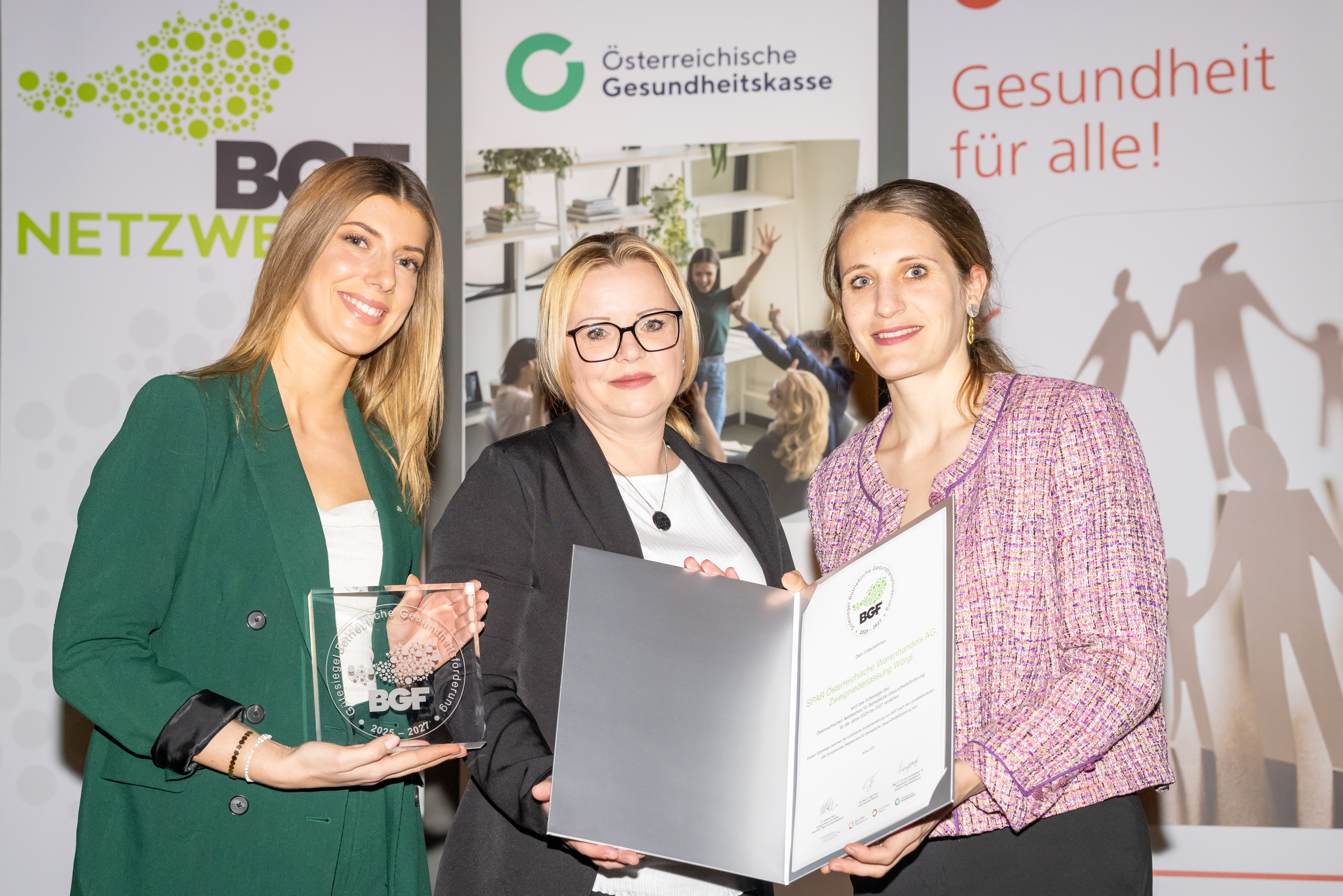 Drei Frauen und eine Urkunde