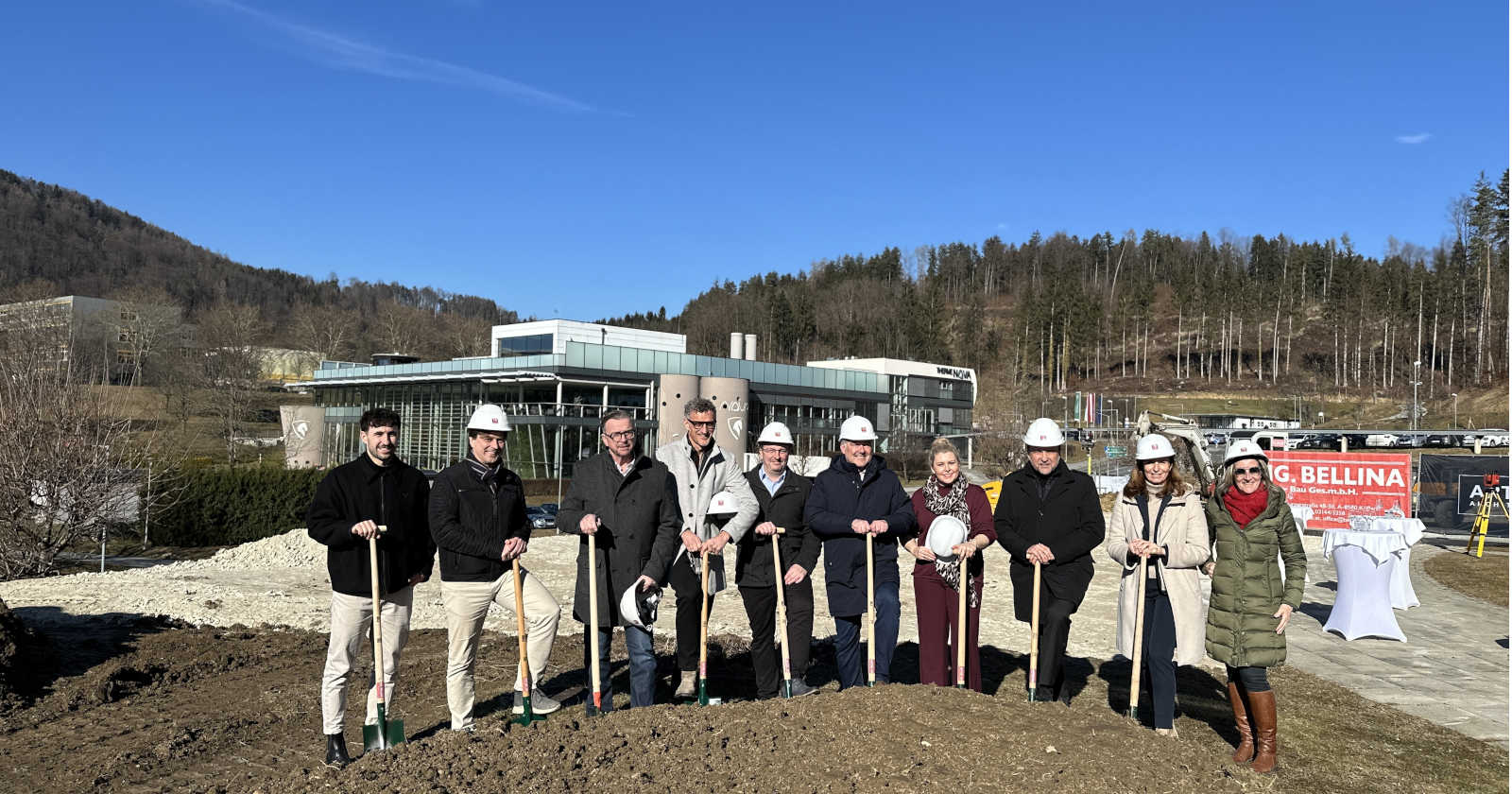 Mehrere Frauen und Männer bei einem Spatenstich