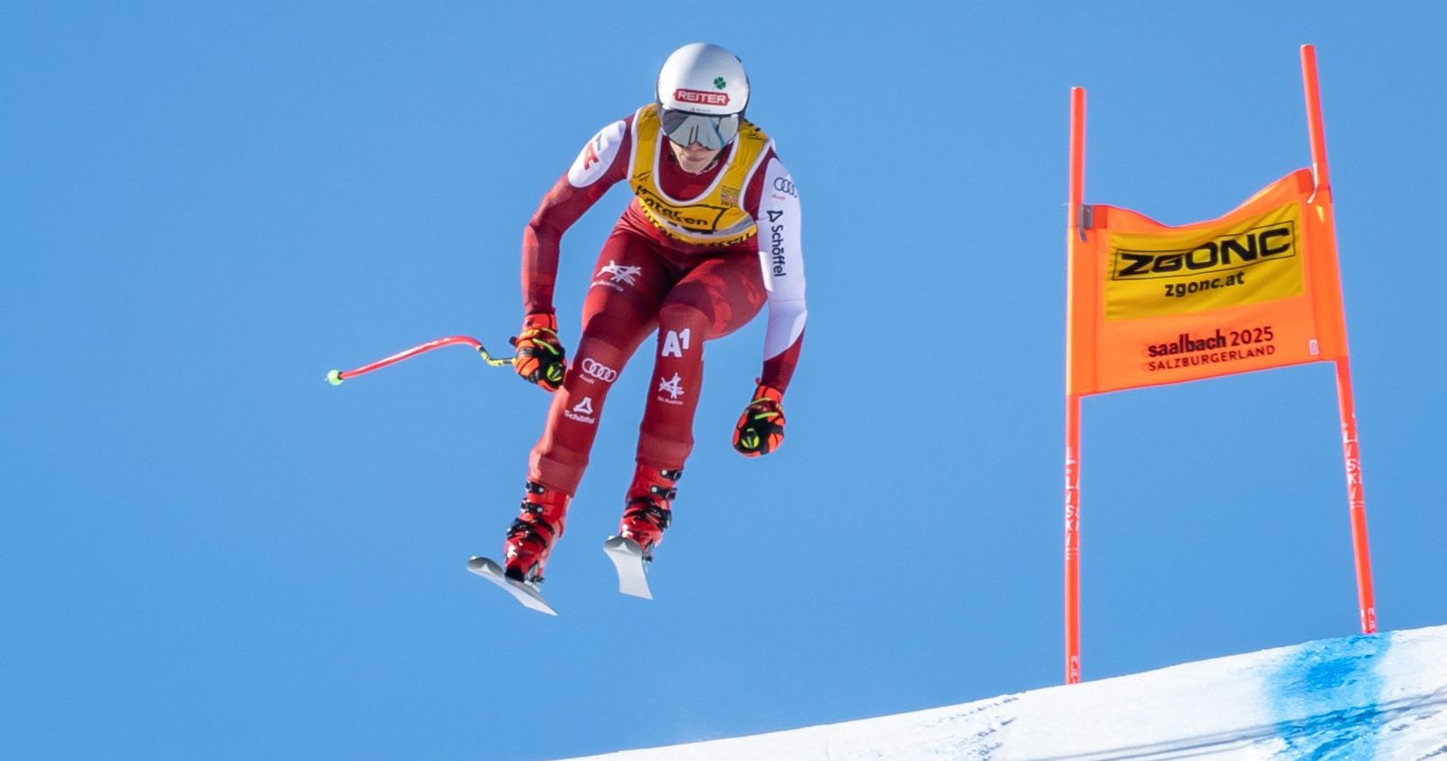 Sprung: Mirjam Puchner auf der Piste.