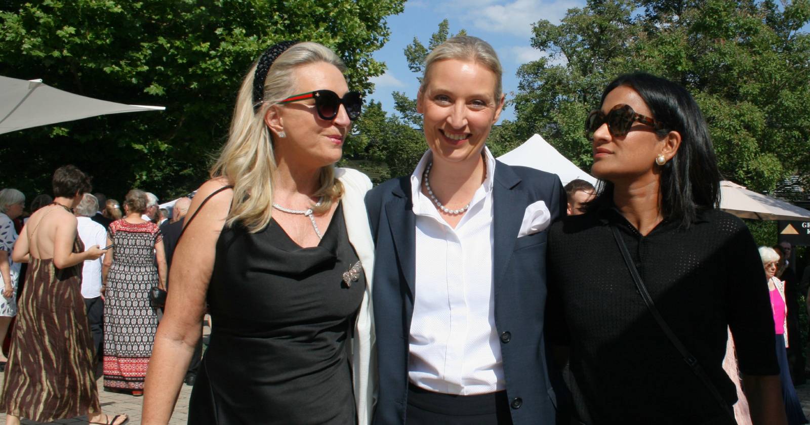 AfD-Bundessprecherin Alice Weidel mit ihrer Partnerin Sarah Bossard sowie einer bekannten im Außenbereich der Bayreuther Festspiele