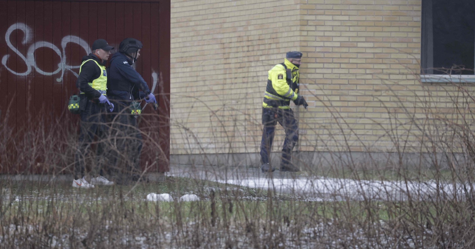 Drei schwer bewaffnete Polizisten auf dem Schulgelände in Örebro.