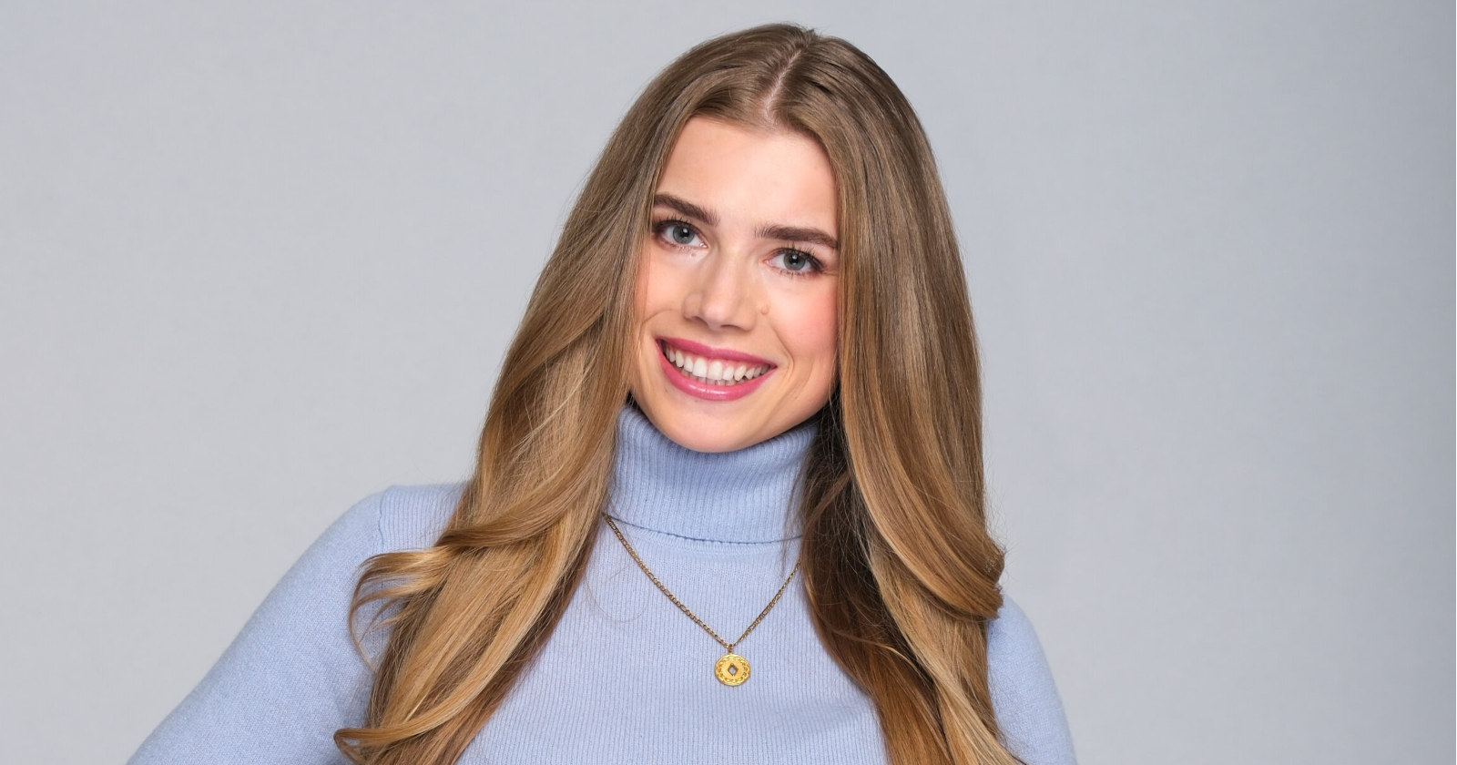 Blonde Frau lächelt in die Kamera