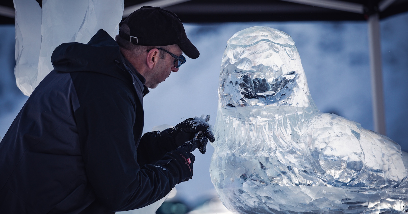 Ein Künstler fertigt einen Adler aus Eis.