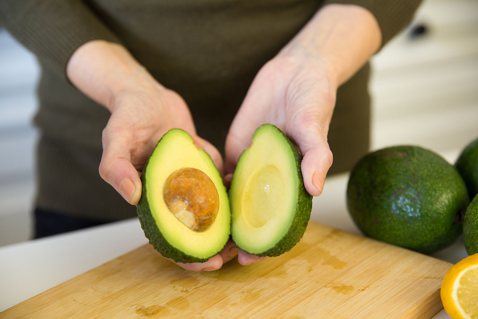 Frau hält Avocado | Credit: iStock.com/MangoStar_Studio