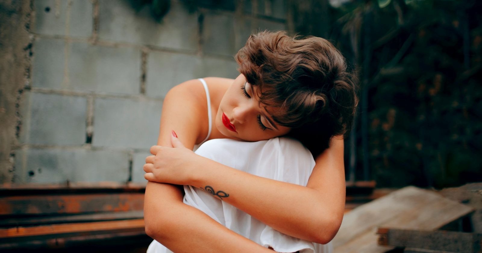 Eine Frau mit rotem Lippenstift