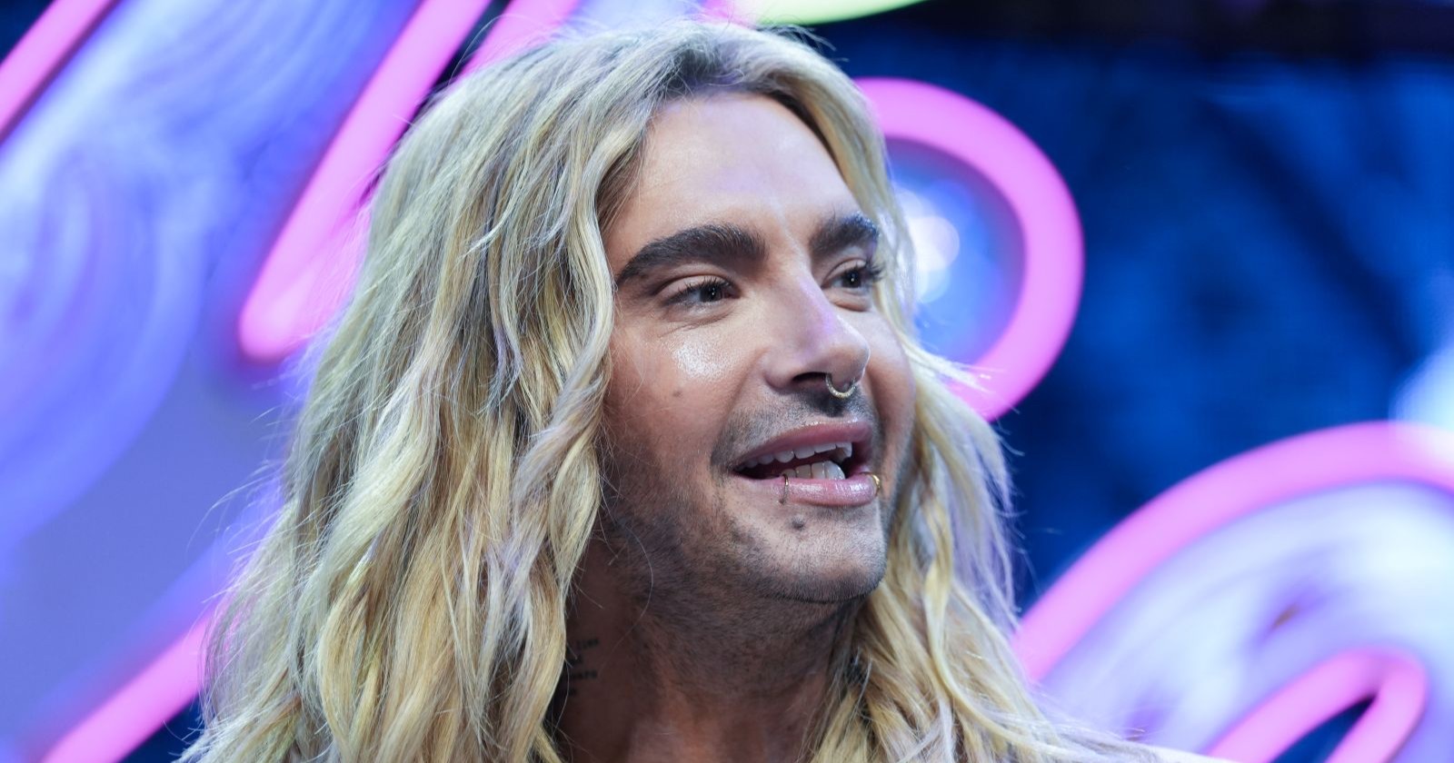 Bill Kaulitz lächelt