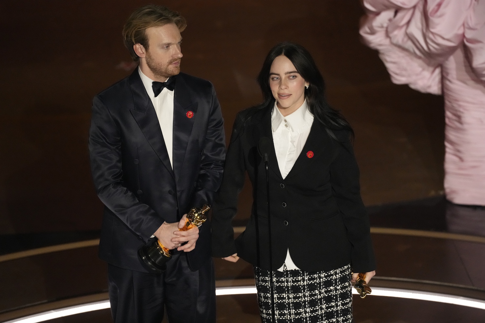Billie Eilish und Finneas O'Connell auf der Oscar-Bühne 2024.
