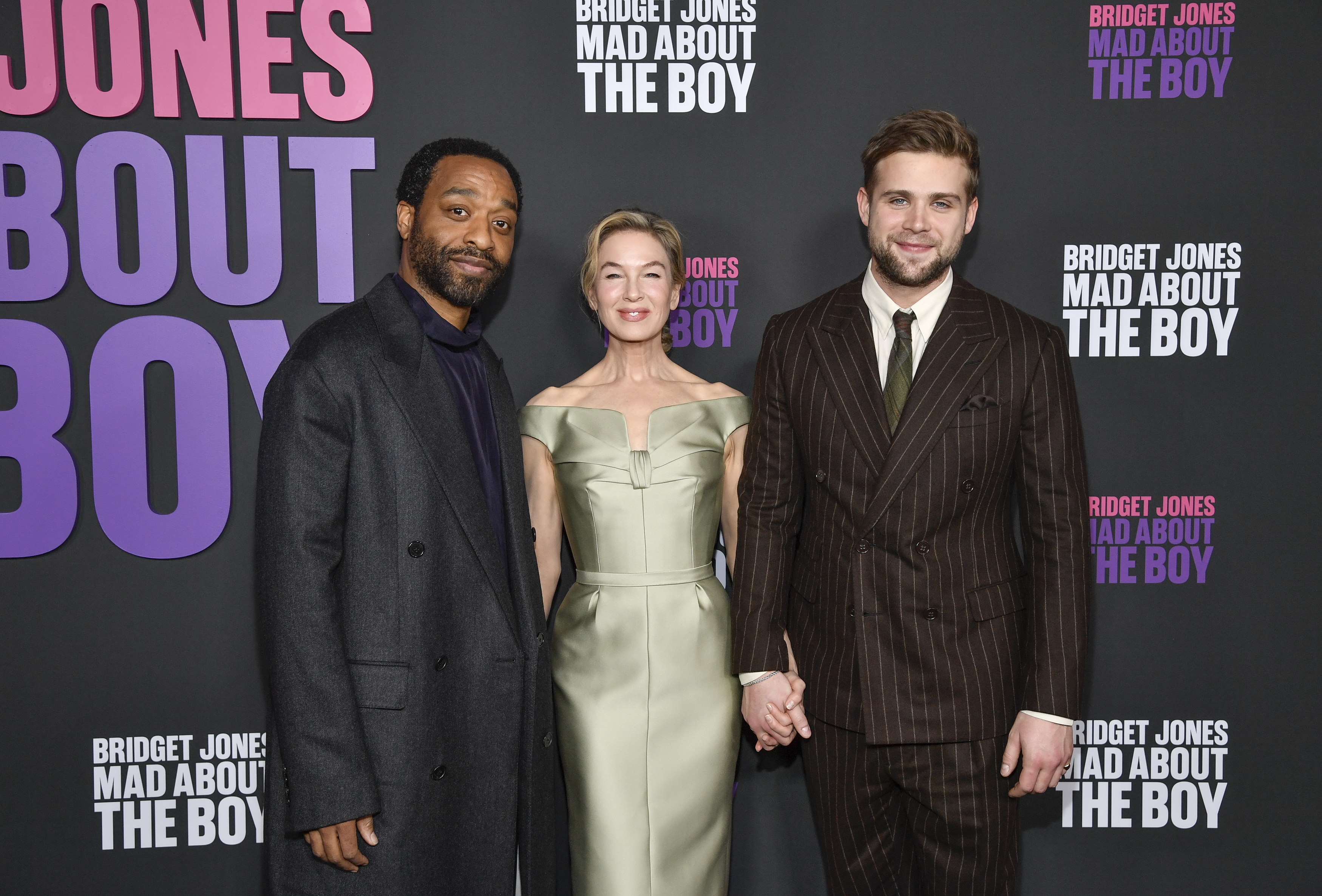 Eine Frau und zwei Männer posieren für ein Foto