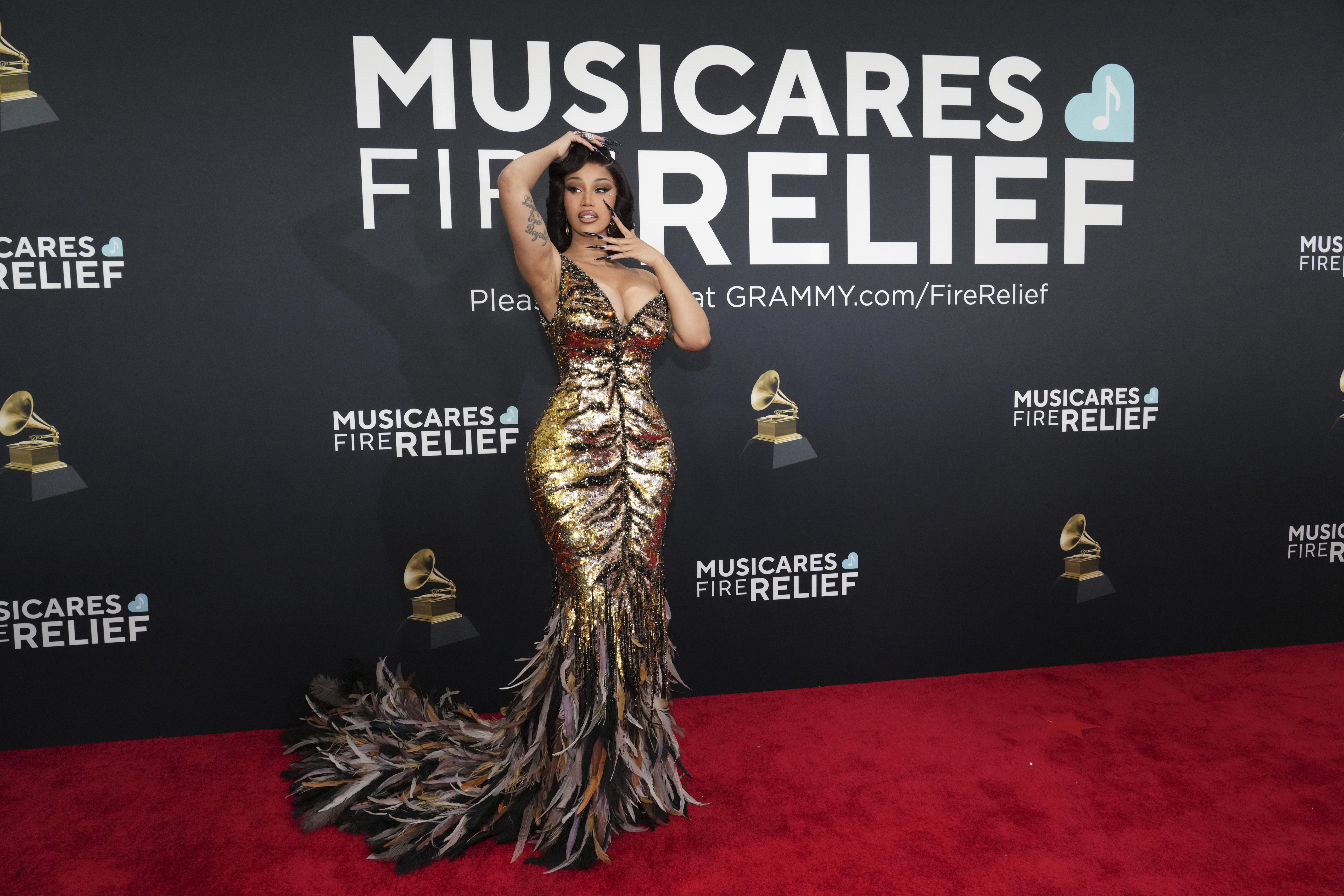 Frau in einer glänzenden Robe am Roten Teppich