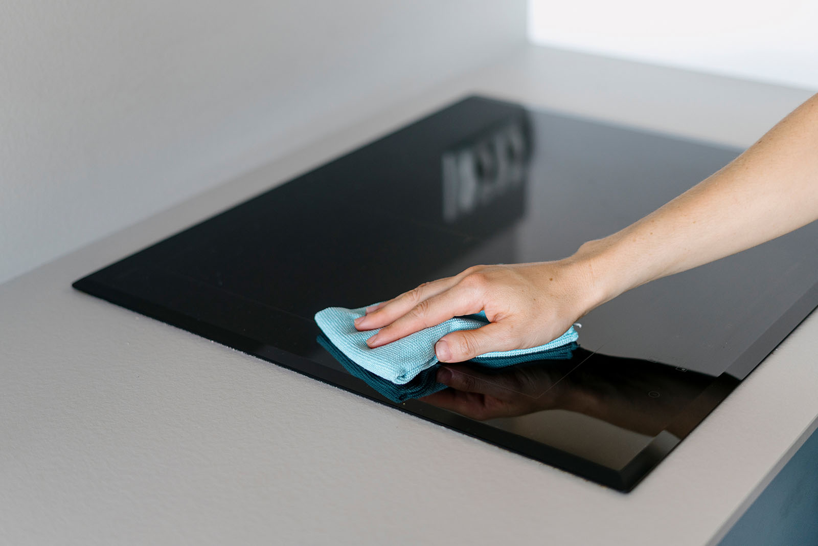 Frau reinigt Ceranfeld | Credit: iStock.com/brizmaker