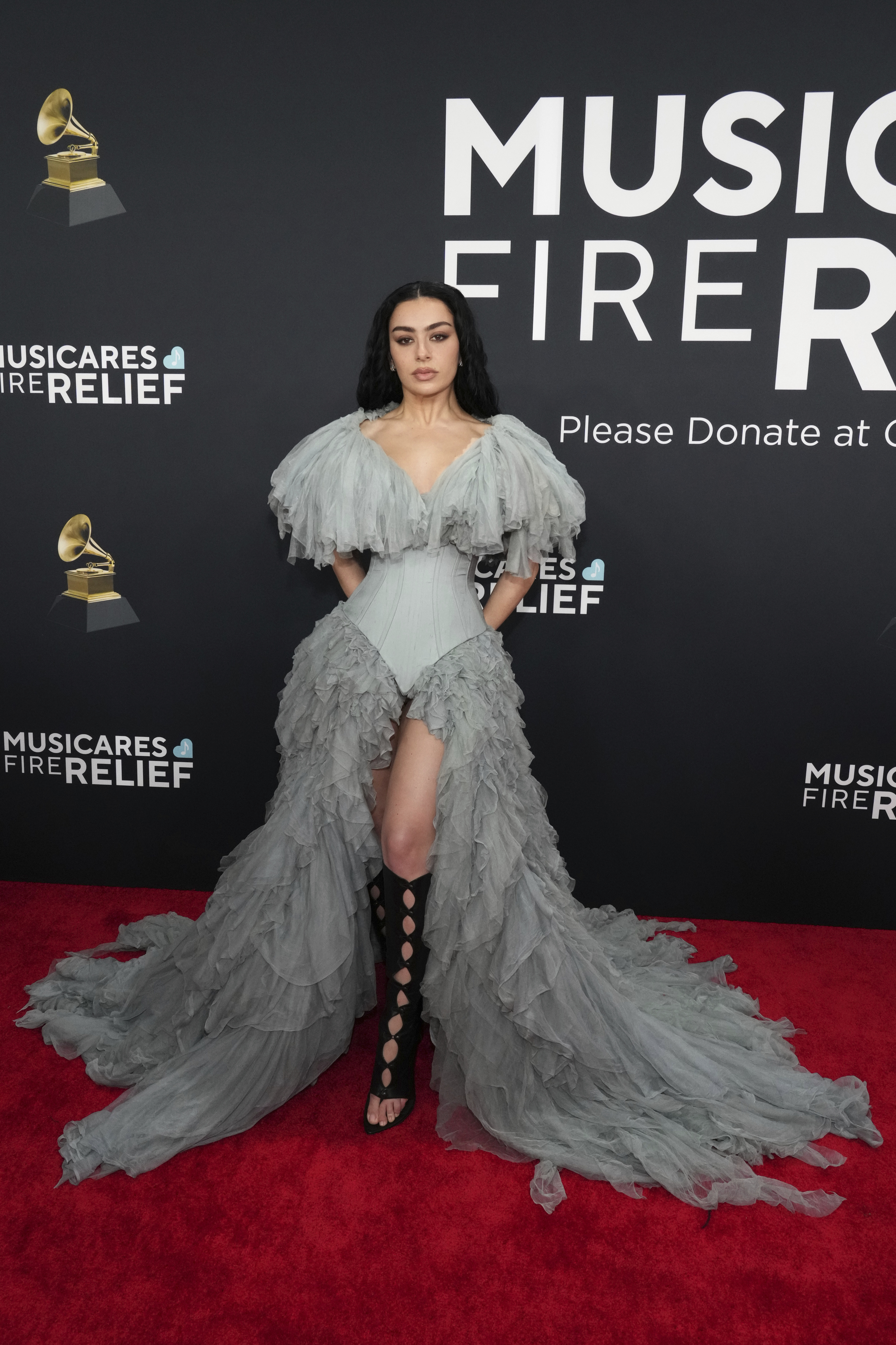 Eine Frau in einem Tüll-Kleid am Roten Teppich