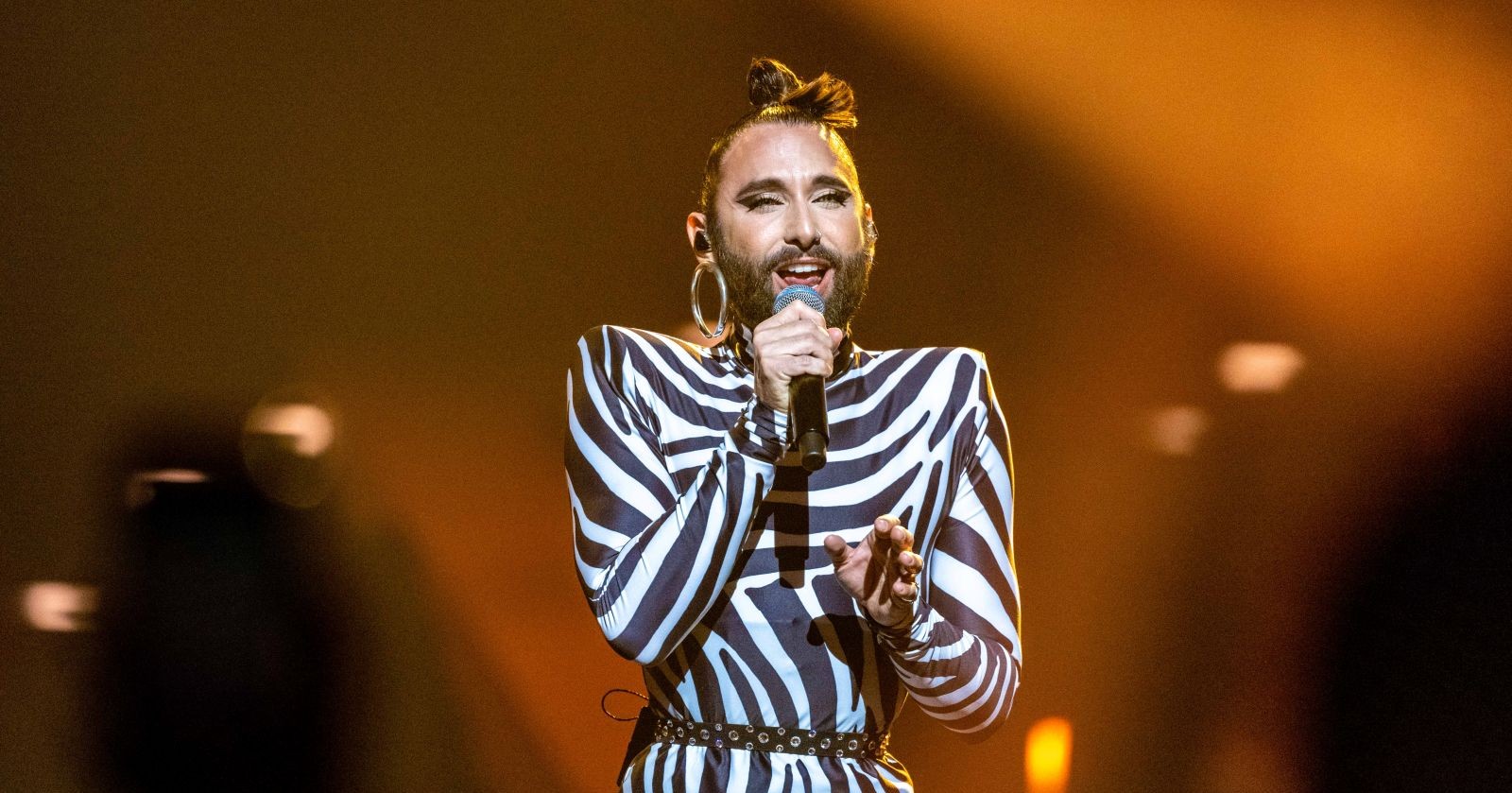 Conchita Wurst bei ihrem Auftritt während des Konzerts The Great Eurovision Song Contest 2022 im Ziggo Dome in Amsterdam, Niederlande