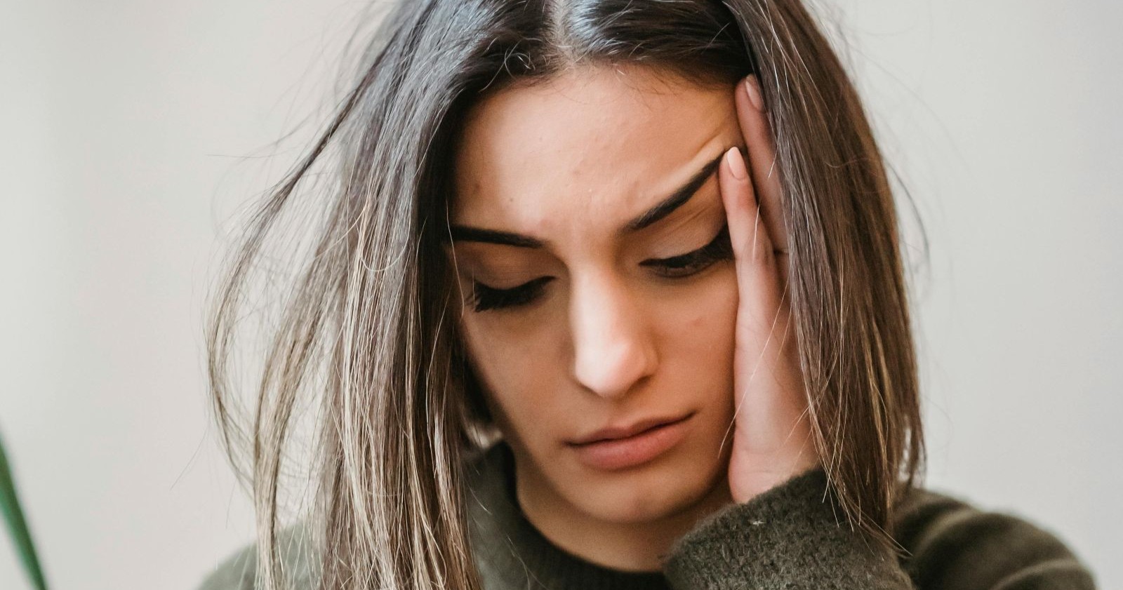 Eine Frau mit verzweifeltem Gesichtsausdruck