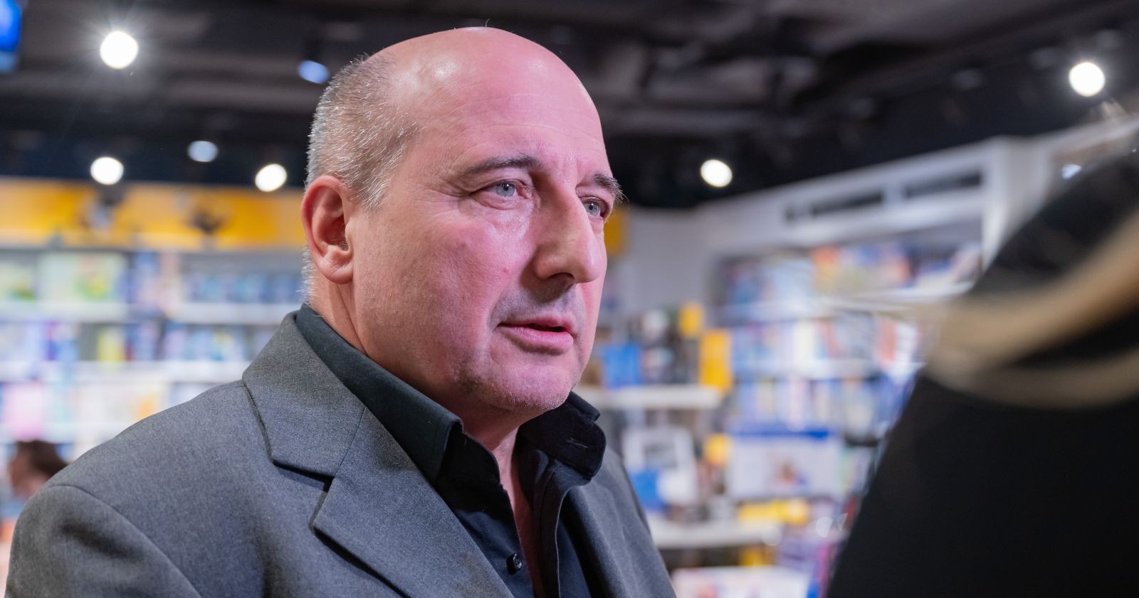 Schauspieler und Kabarettist Christoph Fälbl mit ernstem Gesichtsausdruck