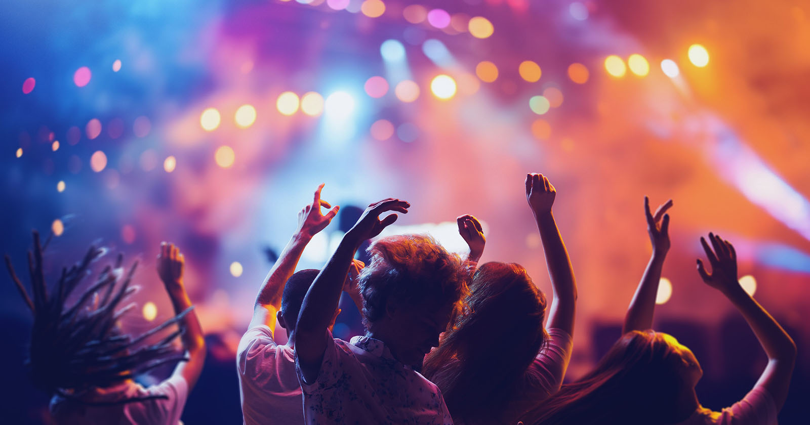 Besucher auf einem Konzert | Credit: iStock.com/Anton Vierietin