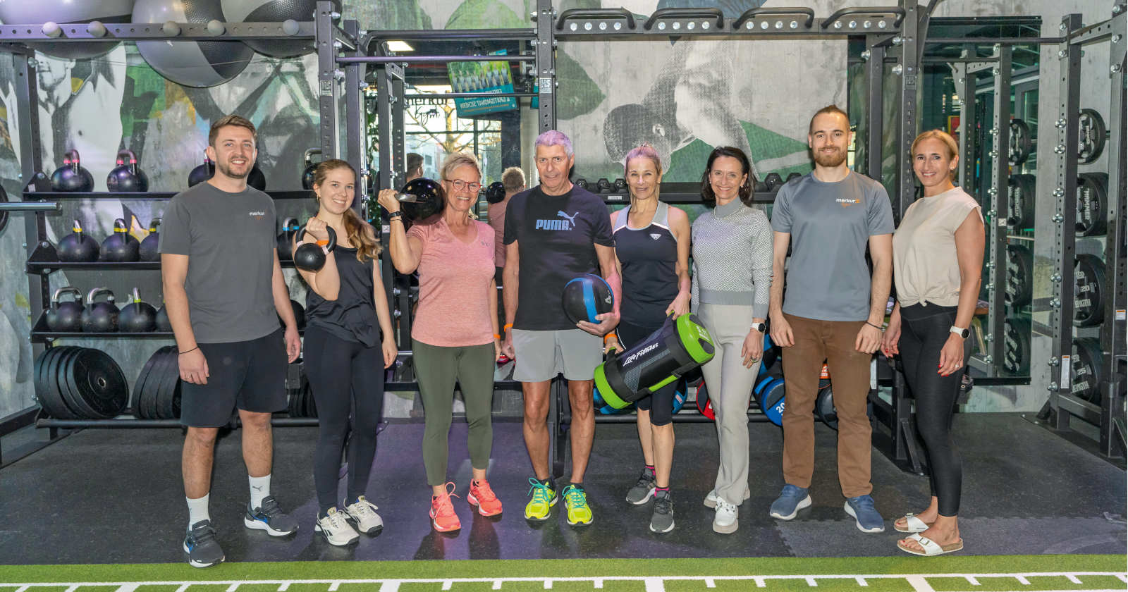 Mehrere Menschen in einem Fitnessstudio