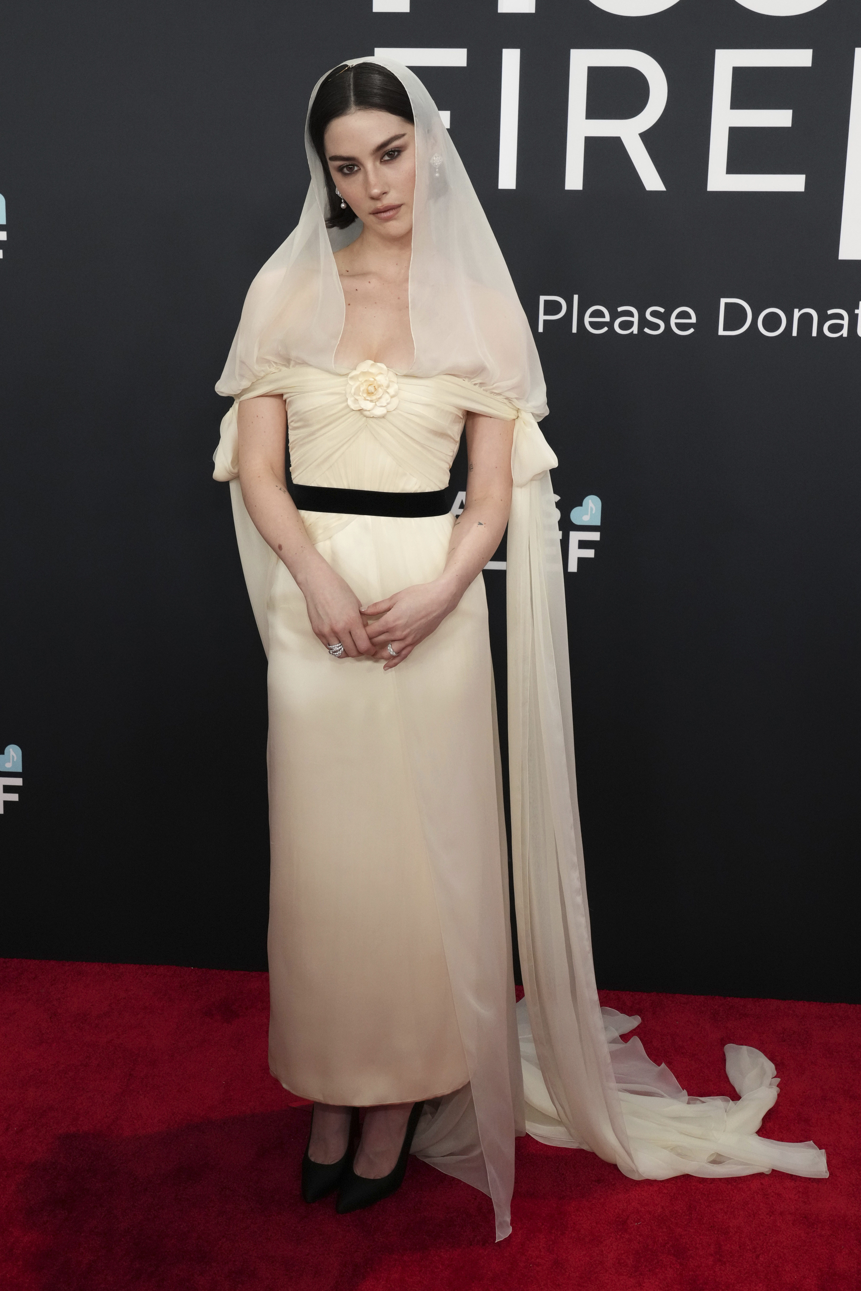 Frau in einem beigen Kleid am Roten Teppich