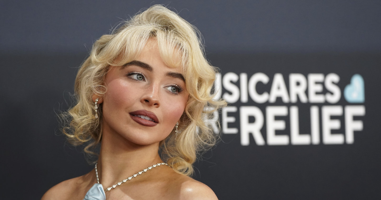 Frau mit blonden Haaren blickt nach hinten