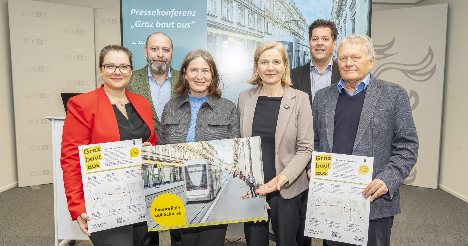 Mehrere Menschen posieren für ein Bild