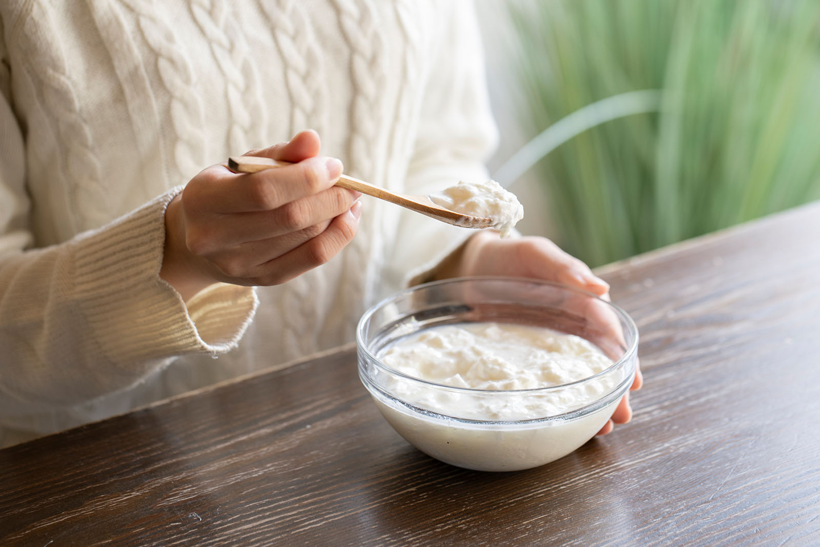 Frau rührt Haferflocken zu einem Brei | Credit: iStock.com/west