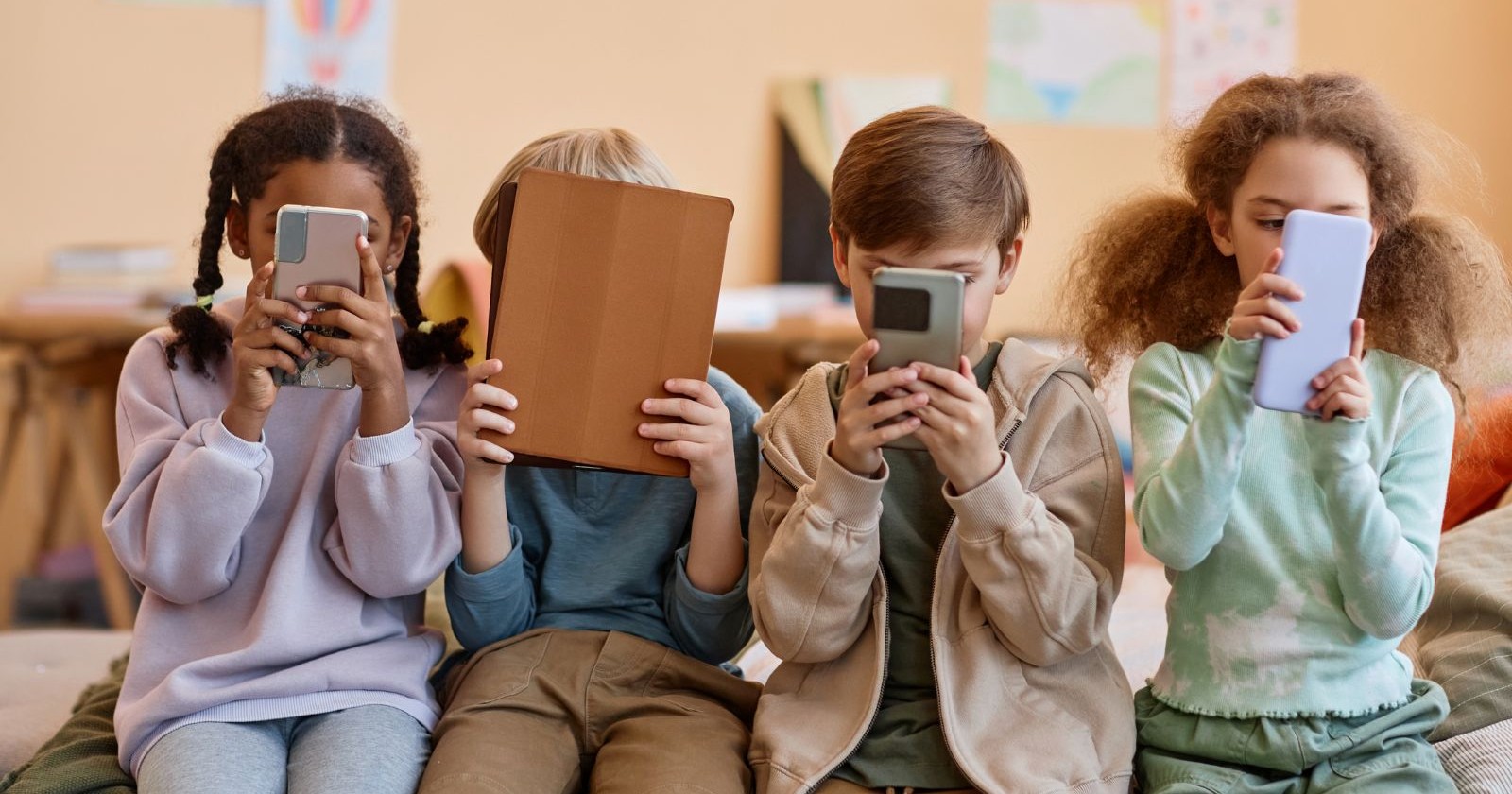 Kinder mit Handys in ihren Händen