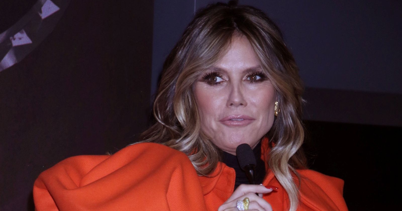 Heidi Klum mit Mikrophon