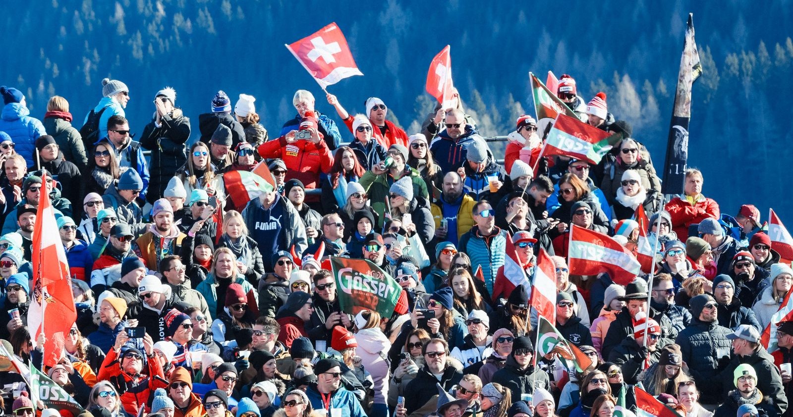 Fans in der Zielarea in Saalbach-Hinterglemm.