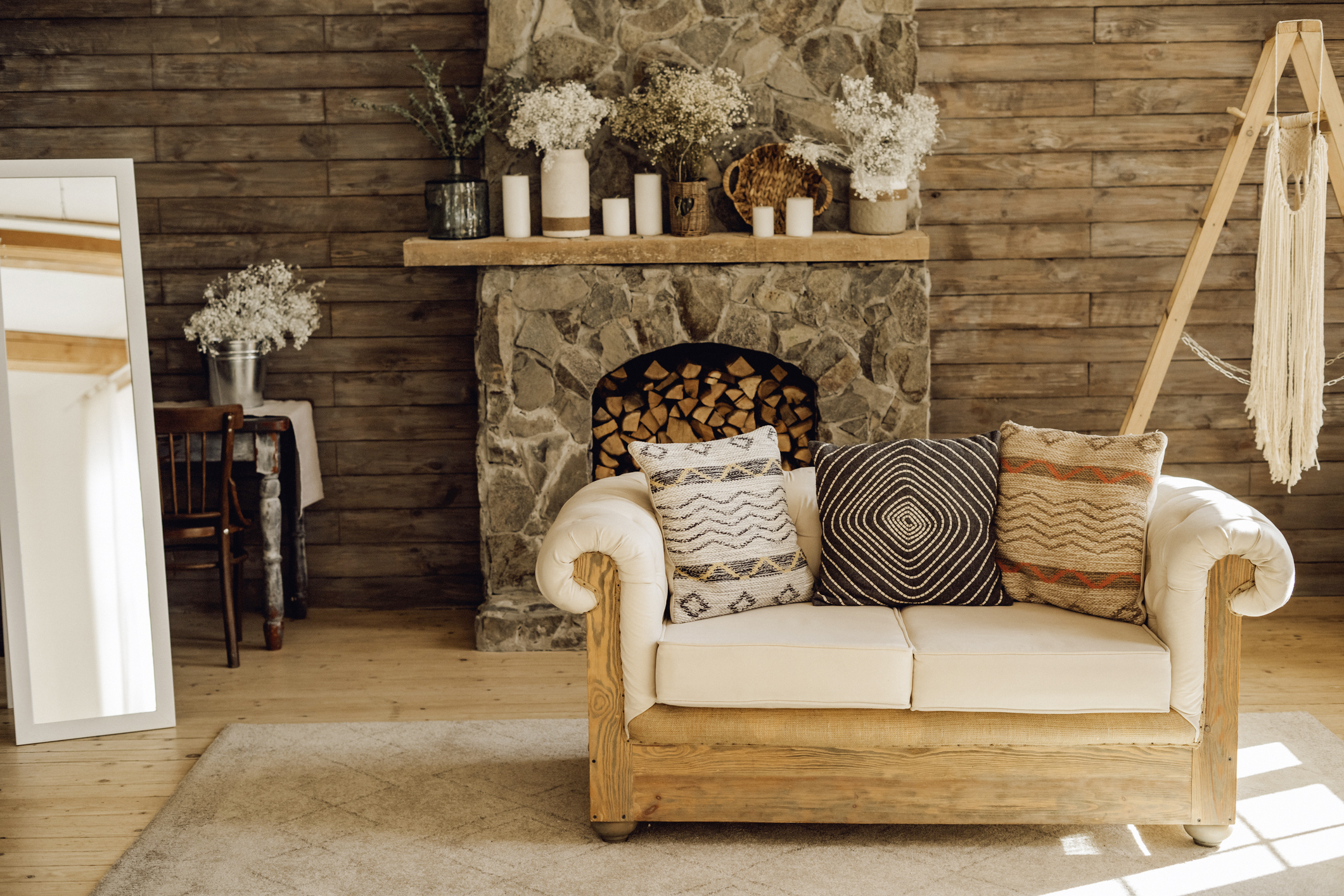 Eine kleine Bank vor einem Kamin