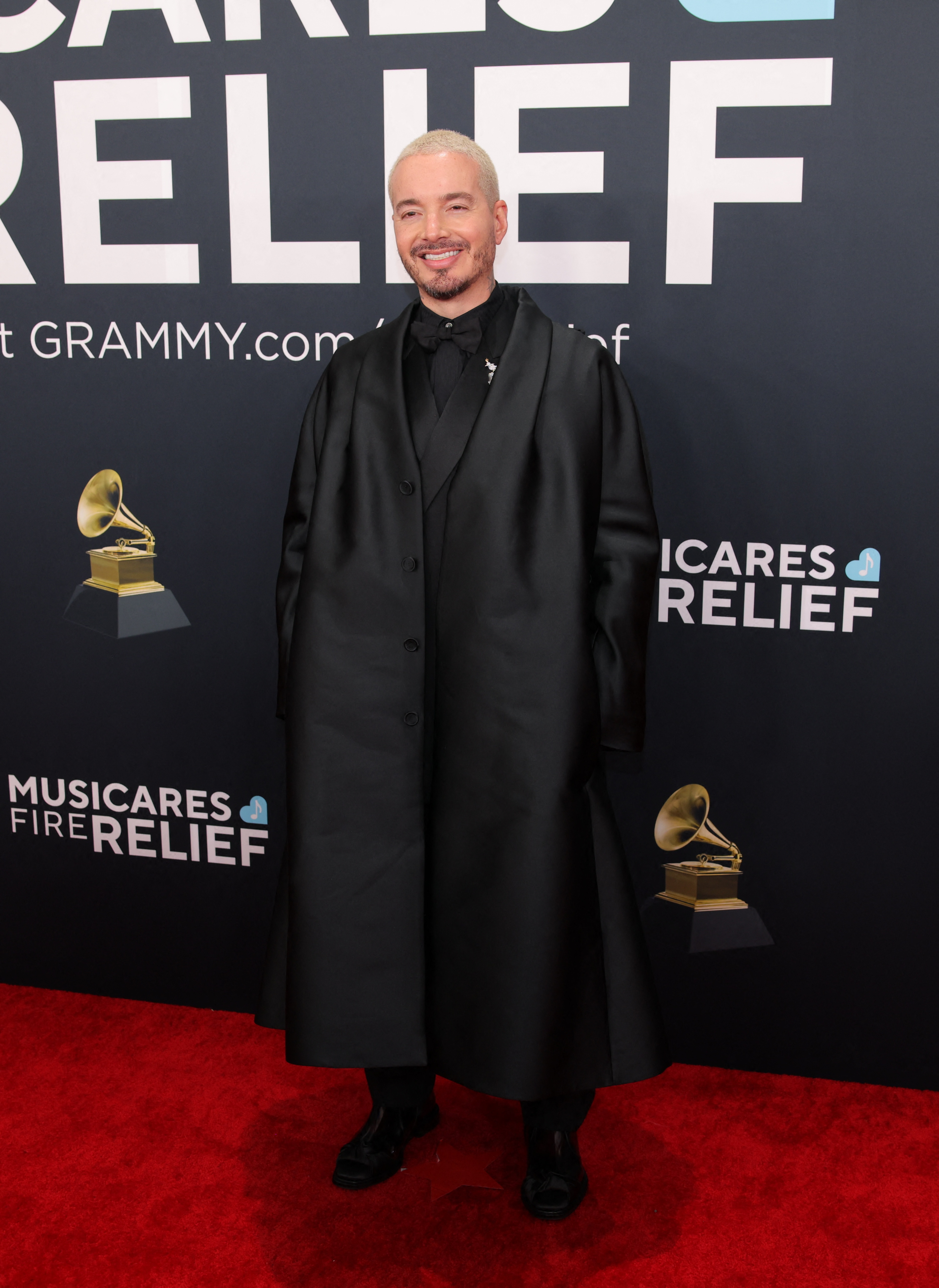 Mann in einem kompletten schwarzen Look am Roten Teppich