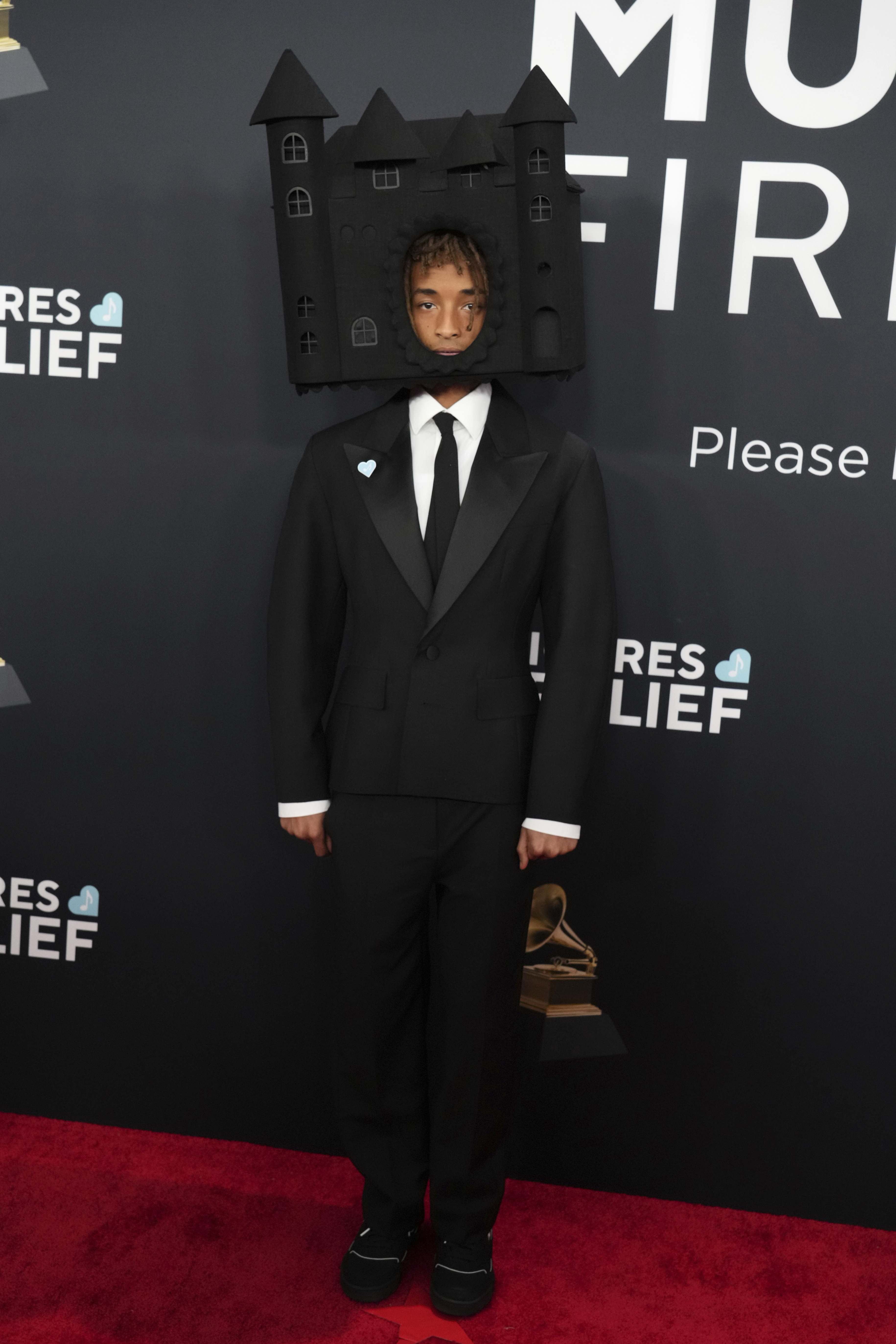 Mann mit Hut und Anzug am Roten Teppich