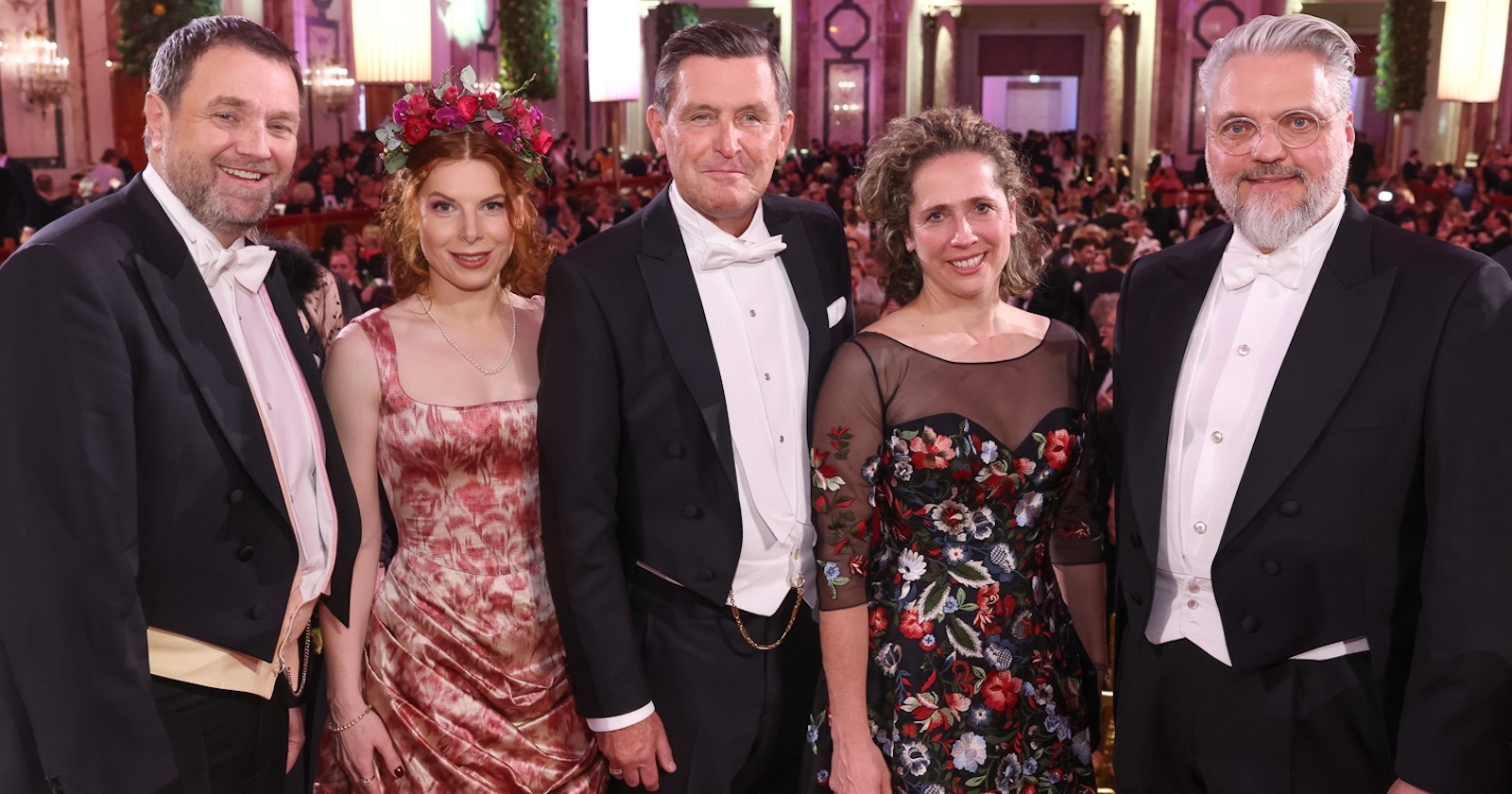 Ballorganisator, Moderatorin und Ehrengäste des 66. Wiener Kaffeesiederballs im Festsaal der Wiener Hofburg