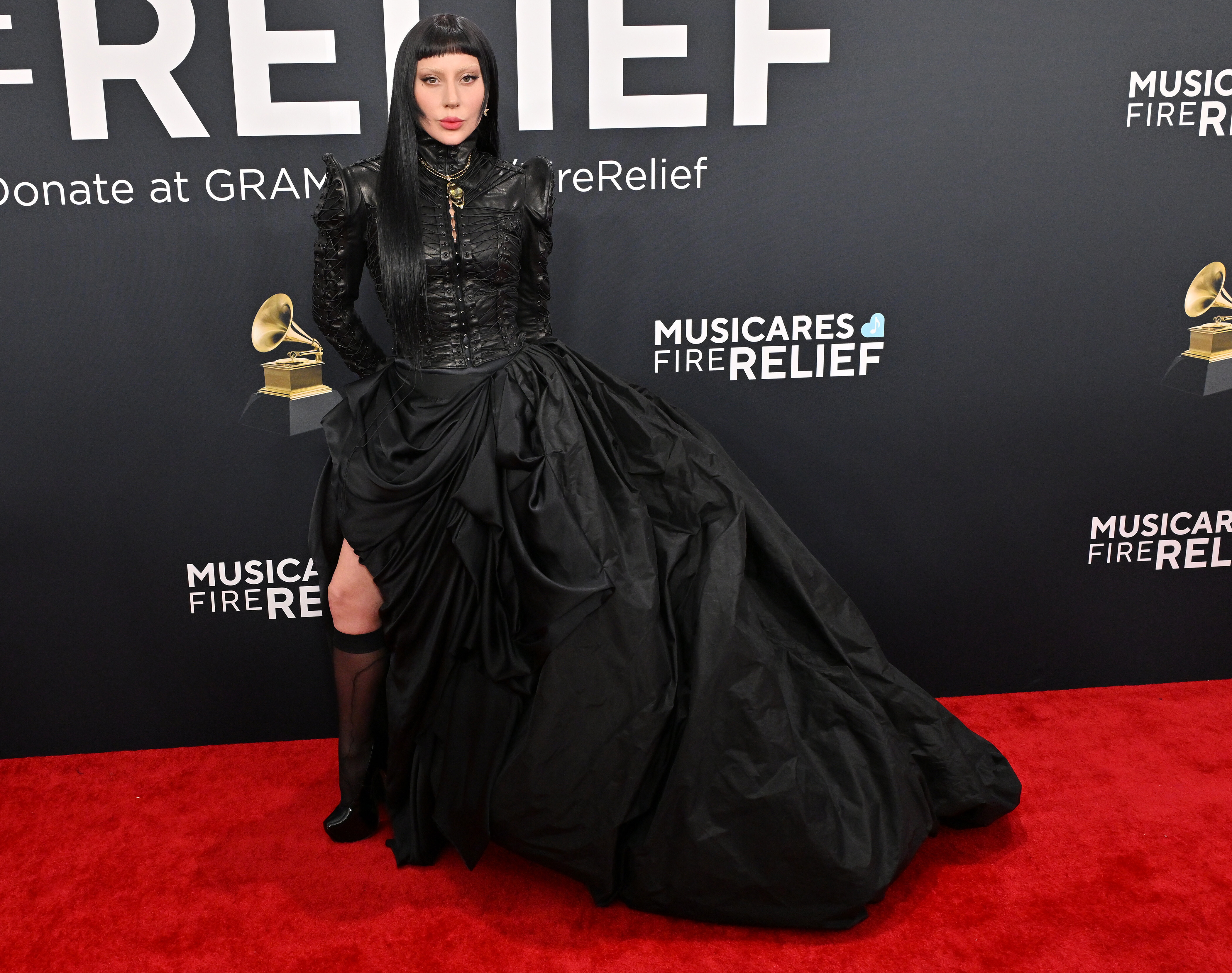 Frau in einem schwarzen Look am Roten Teppich