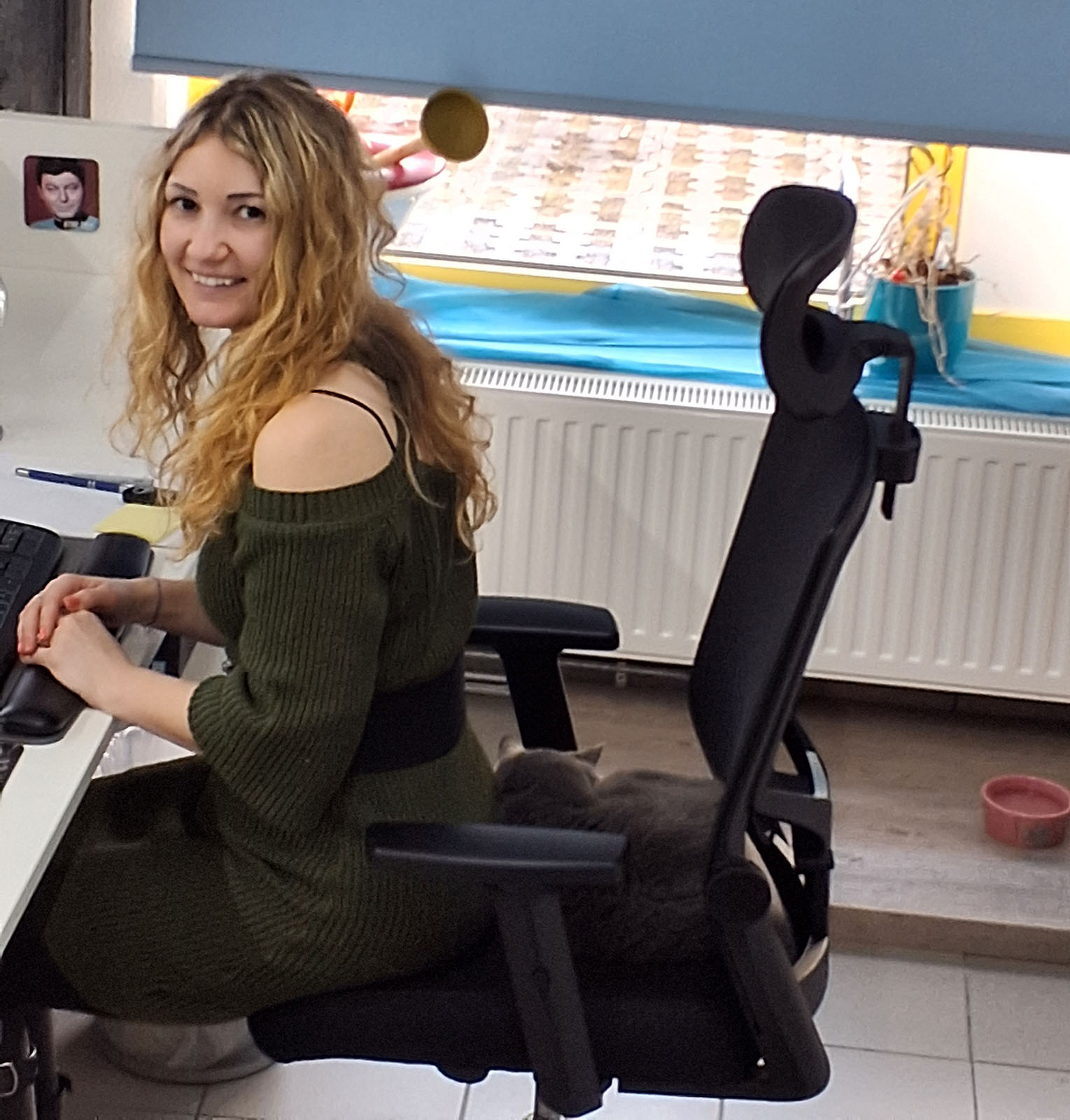 Lilli und Corona sitzen auf dem Bürostuhl | Credit: Lilli Platzer