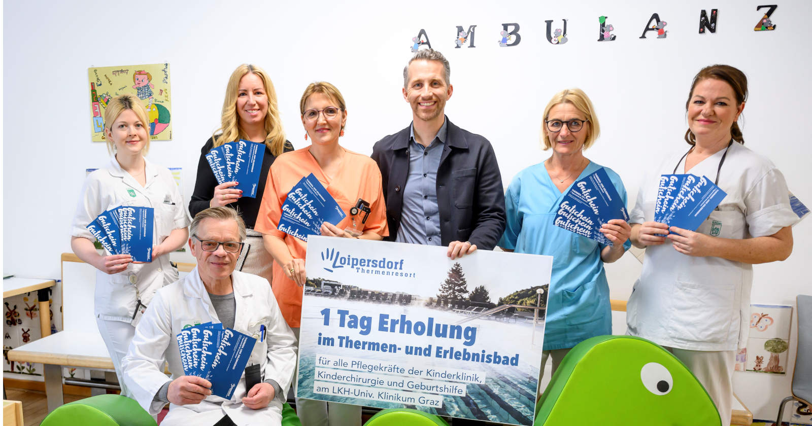 Mehrere Menschen mit einem großen Gutschein